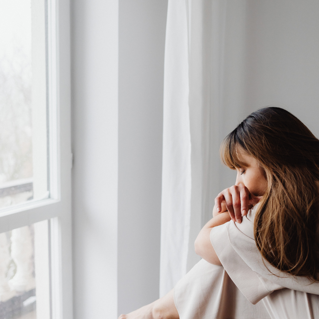 Ήρεμο παράθυρο με φυσικό φως, συμβολισμός της παύσης και του εσωτερικού ραντεβού με τη θλίψη.