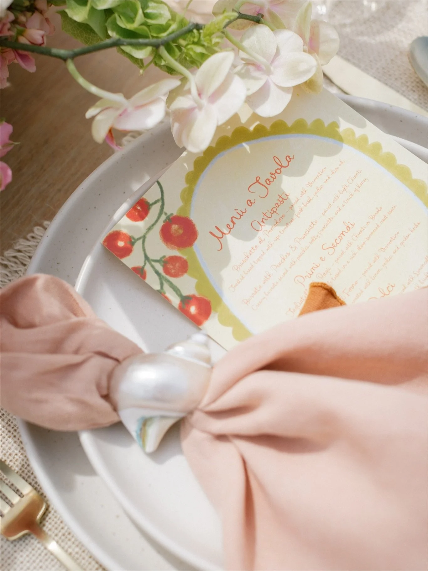 A favorite detail 🐚

Photos @morgan_stoddard 
Rentals @tablemethod @avenuetwelve 
Florals @_mdlevents_ 
Stationery @oliviafrench.studio
Venue @dolphinbay.resort