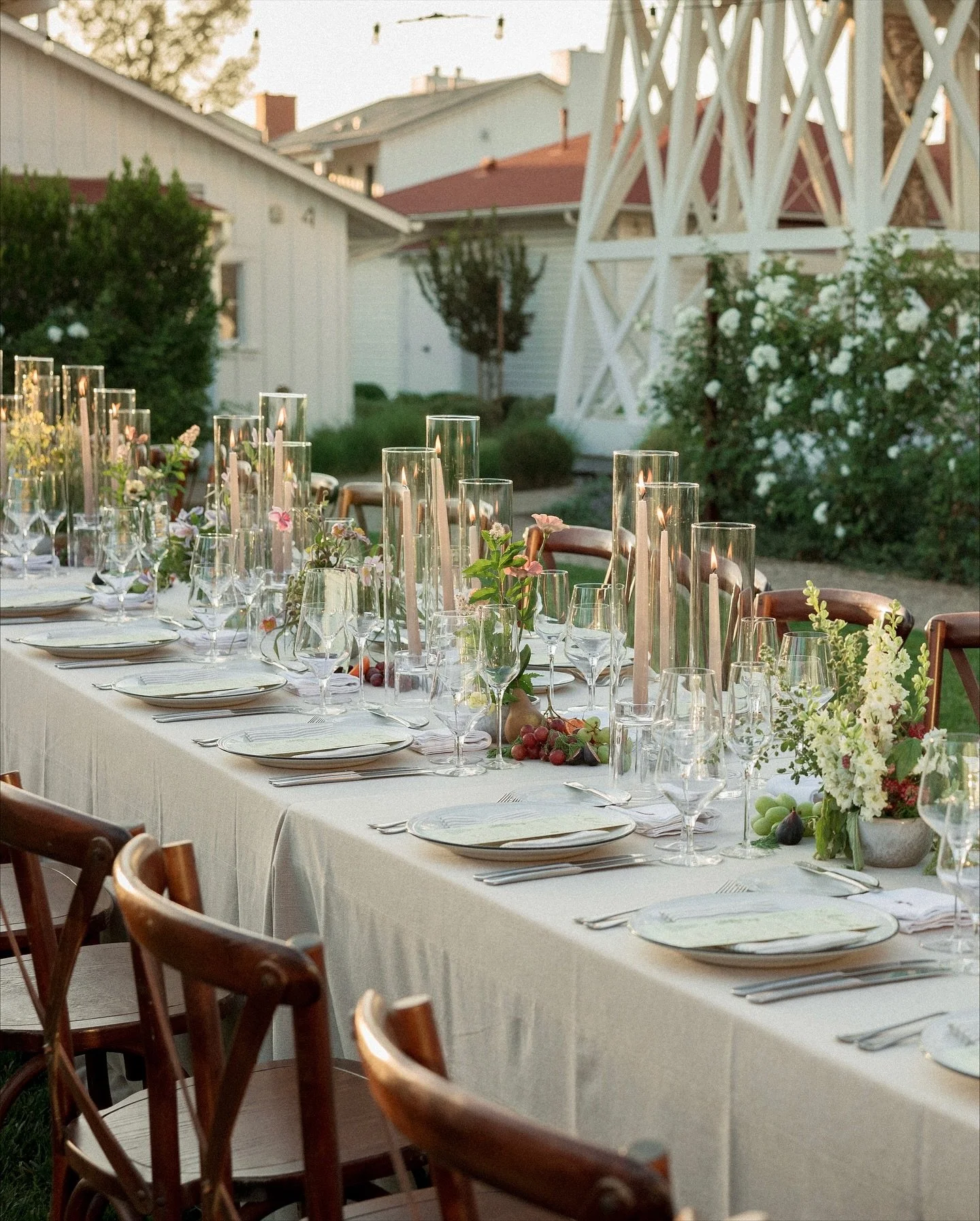 Alfresco dinner details 🍇🕯️ 

Photos @morgan_stoddard 
Venue @matteistavernauberge 
Florals @aivyfloralstudio