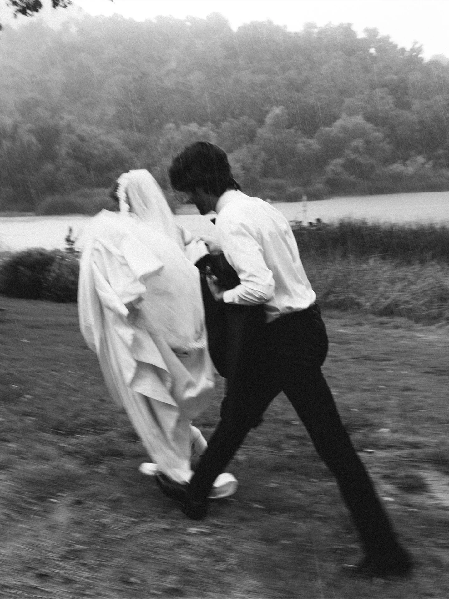 Unexpected rain turned into unforgettable moments straight out of a rom-com 🌧️ 

Photos @daisyjanaephotos 
Florals @jausofvern 
Planning + Design @emmylouevents_ 
Venue @alisalranch
Rentals @townandcountry_eventrentals 
Stationery @oliviaprovey 
Mod