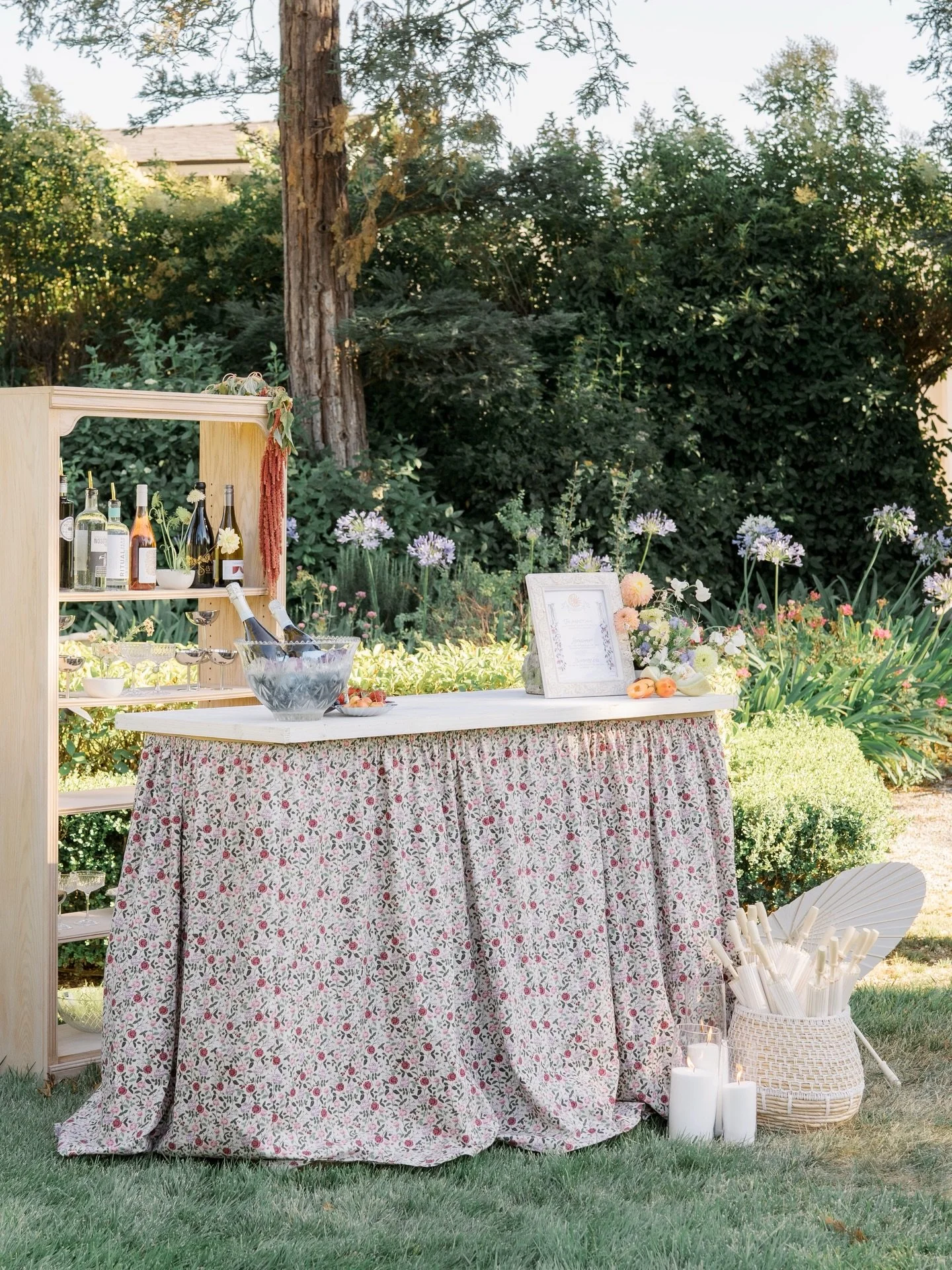 Pretty bar details 🌸

@alexandriamarie.photo 
@1922spirits 
@chateaurobles 
@plantie.rox 
@thebeepaperie 
@boardinslo