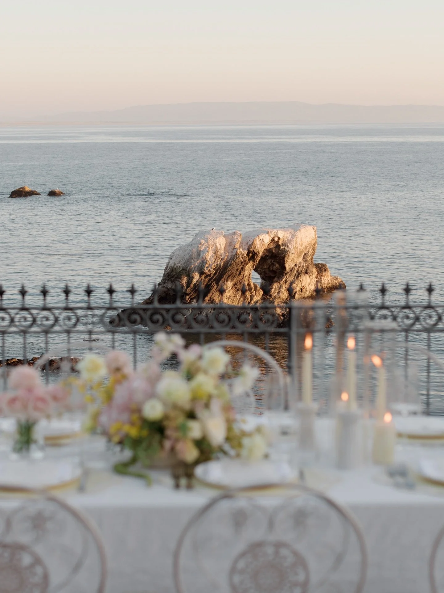 Seaside 🐚

Photo @morgan_stoddard 
Florals @infullbloombylex 
Rentals @amigo.event.rentals 
Stationery @thevintageinkwell 
Planning + Design @emmylouevents_