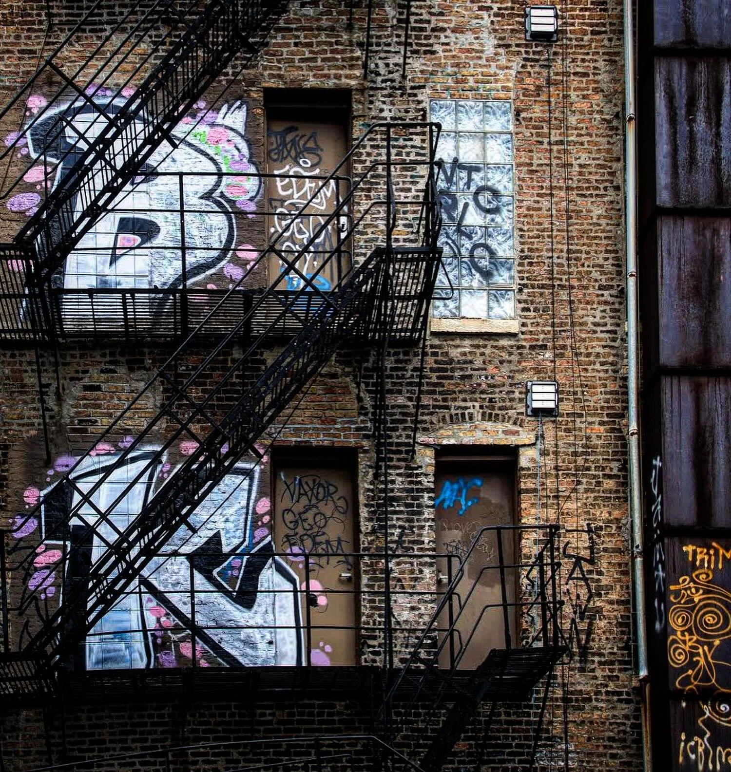 Alley walks #chicagogram #citytextures #chicagoarchitecture #streetphotography #unbanphotography