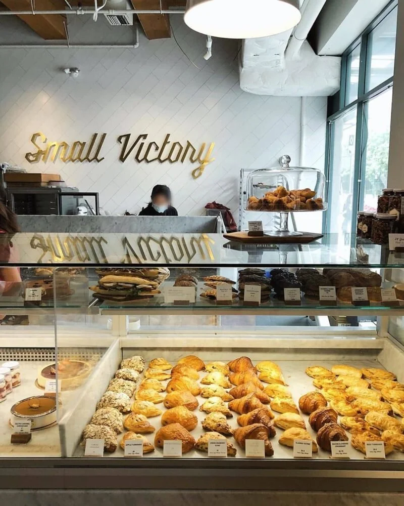 Yaletown-Neighbourhoog-Guide-small-victory-cafe-800x1000.jpg