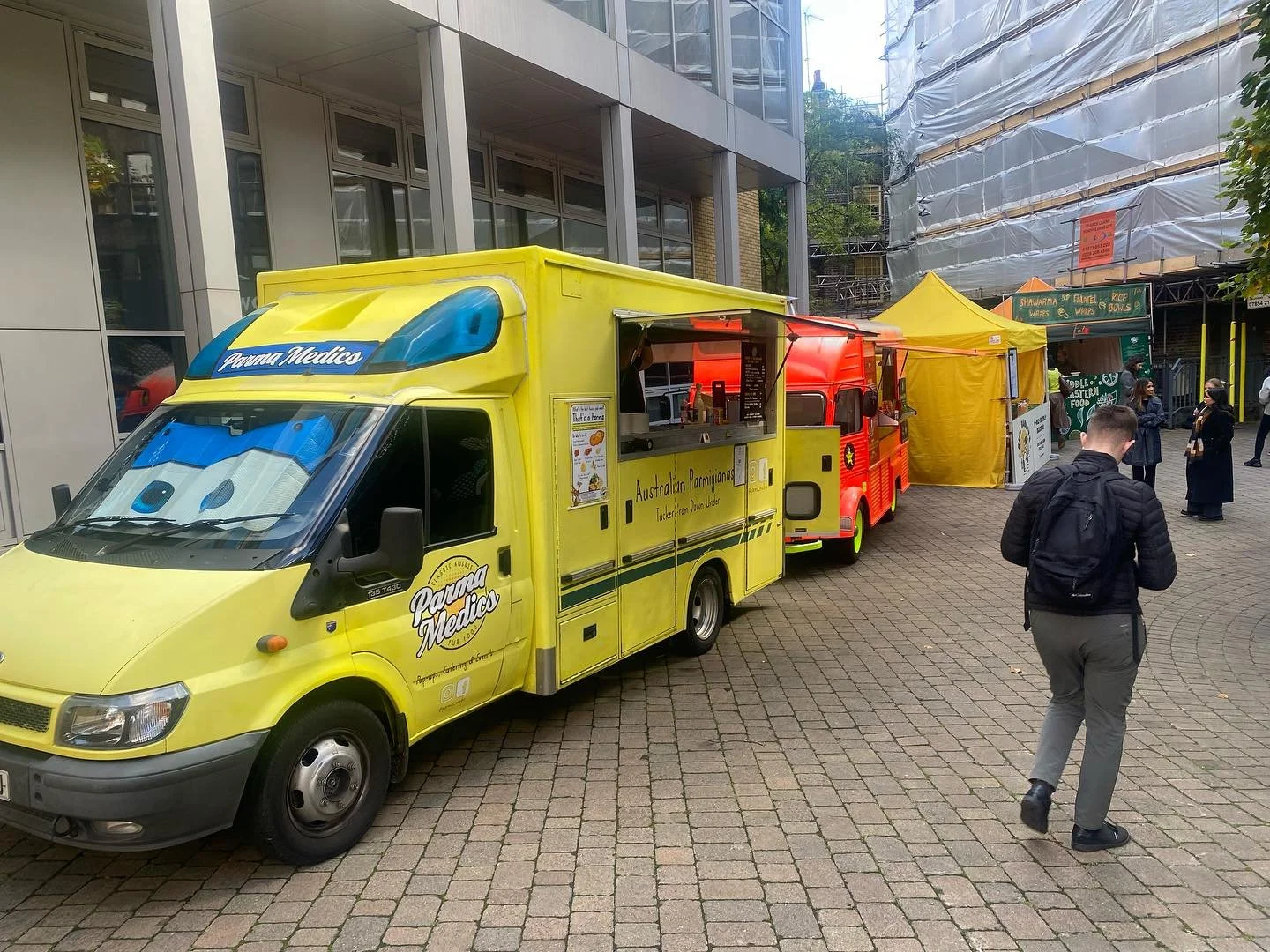 We&rsquo;re at @kerbfood Cowcross Yards on Wednesday and Thursday this week. Come on down and get some Aussie tucker in you!
Perfect way to beat the cold is our Spicy Parma with chillis and Sriracha. 🌶️