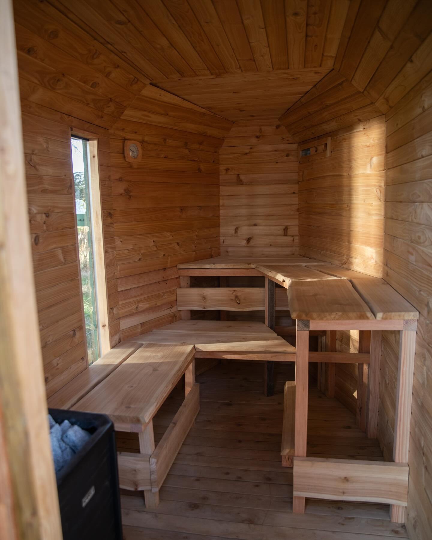 A little preview of the inside of Sunnd sauna! Cladded with British cedar, with live edge cedar benches the smell inside our sauna is heavenly. Two levels of benches to allow people to move around depending on their heat preferences. We added two win