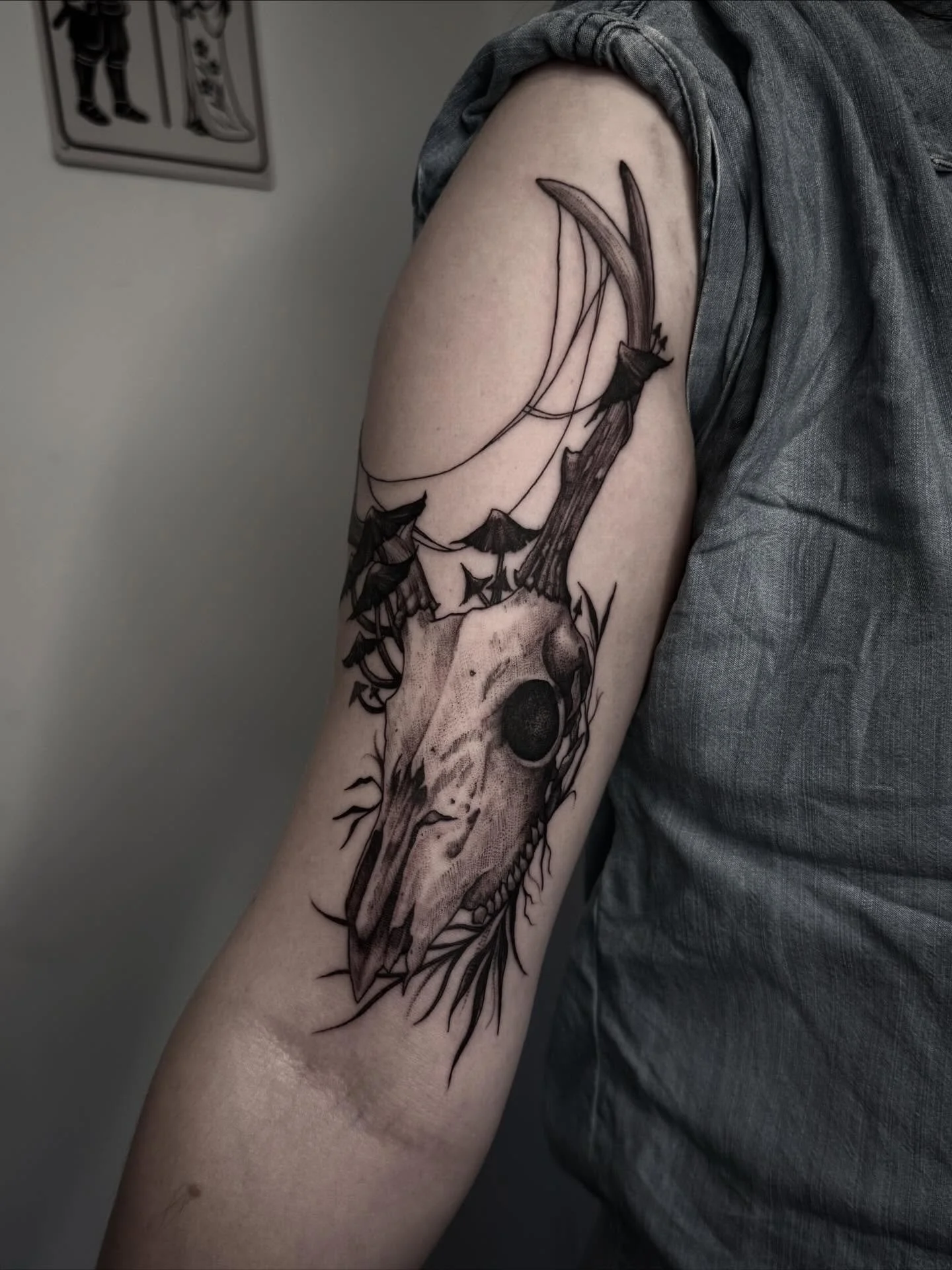 Thank you choosing this from my flash and for travelling all the way from Glasgow for this piece Gemma 🖤
Made using @lockdownneedle @butterluxe_uk 

#darkart #darkartists #blackwork #blackworktattoo #uktta #skulltattoo #illustrativetattoo #darkwork