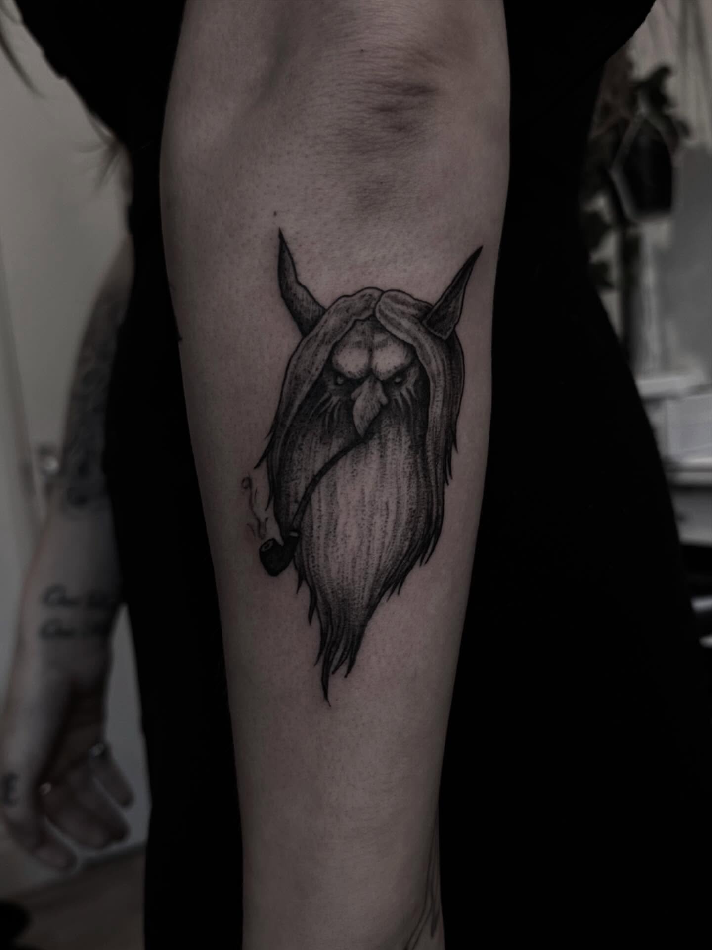 Lil guy from my flash for Anna. Always choosing funky creatures and I love it 🖤