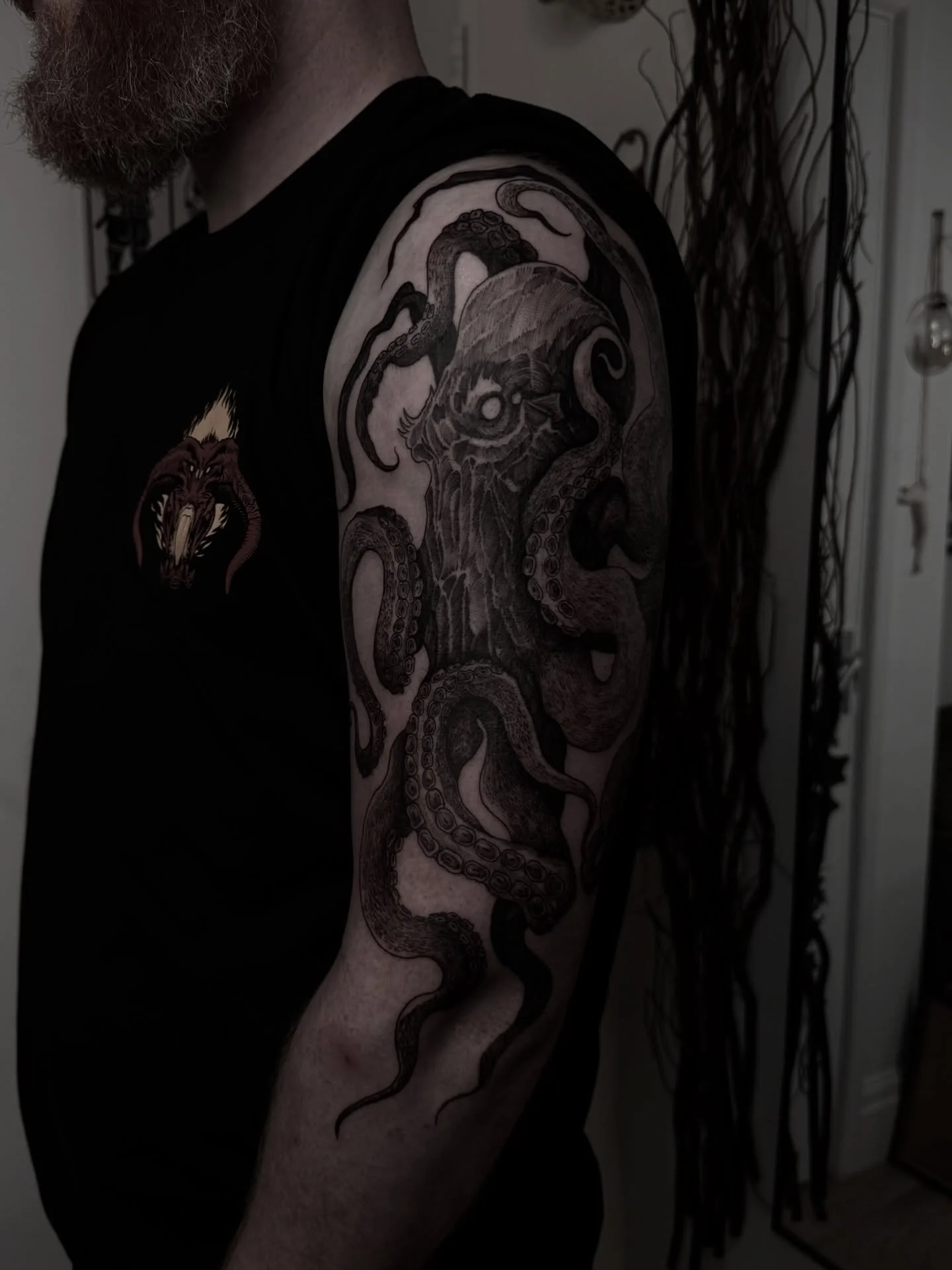 Start of a deep sea sleeve 🧜🏻&zwj;♀️

#darkart #darkwork #kraken #blackwork #sleevetattoo