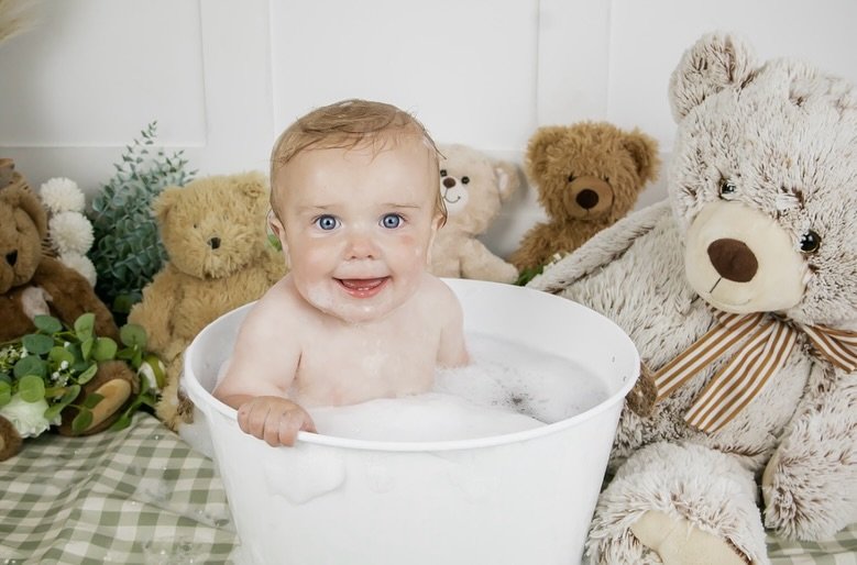 After the smash comes the splash! 🛁🫧 This little one wrapped up their birthday shoot with some bubbly fun and the cutest clean-up ever 🧼