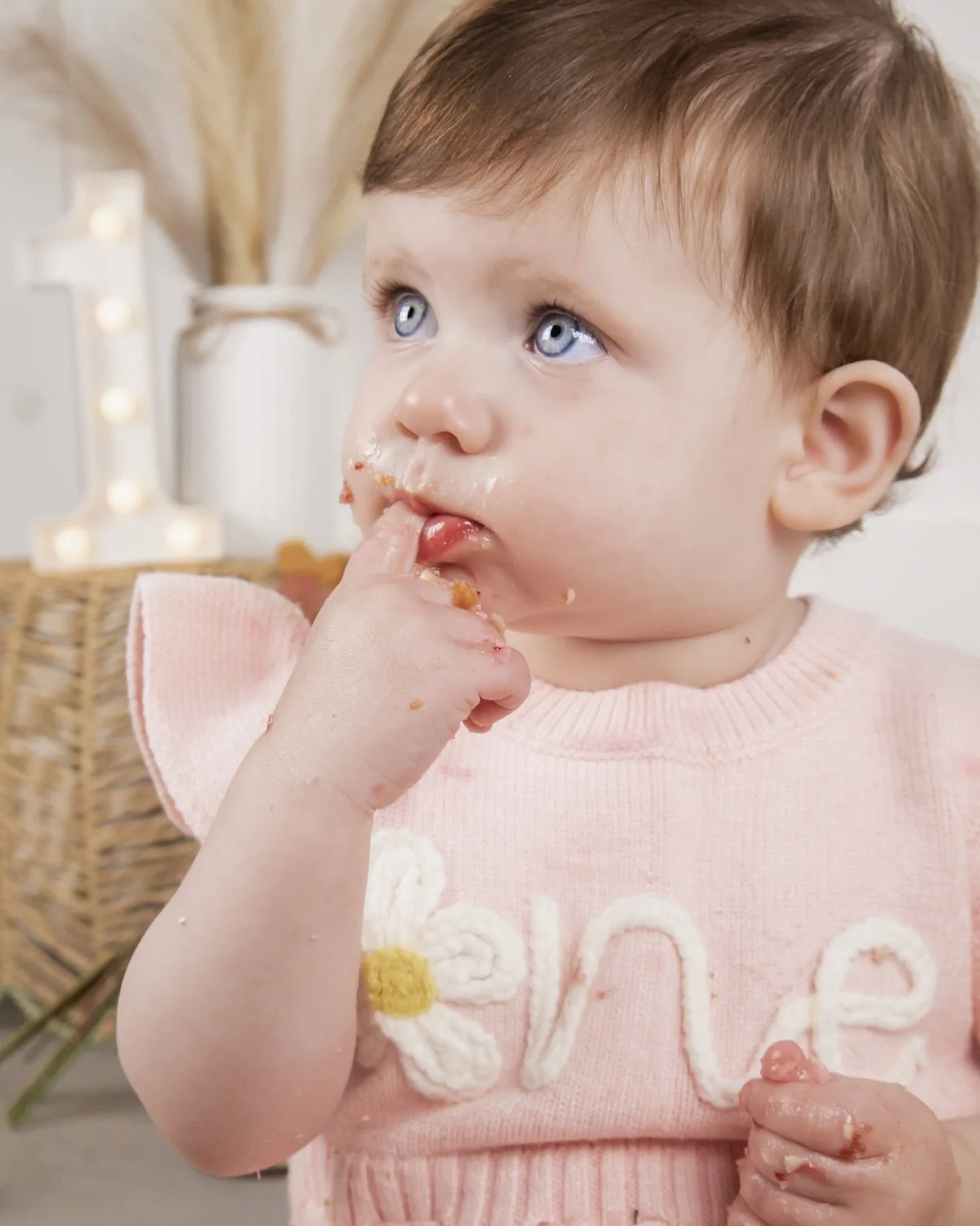 Turning one never looked so sweet 🎂
A perfect little moment from this adorable cake smash session 💕