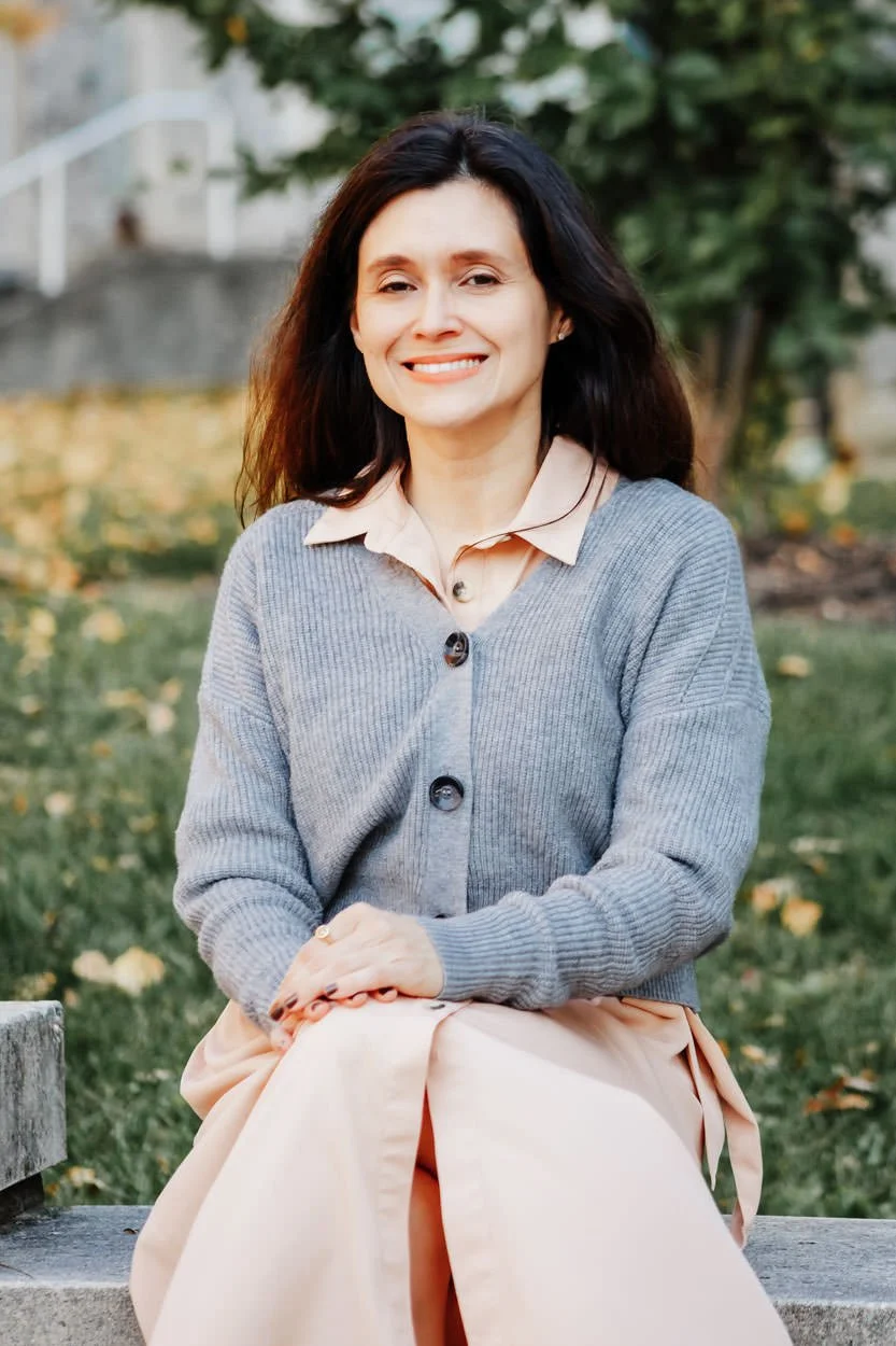 Melissa Tulley in a gray sweater with a tree in the background - counseling in Virginia