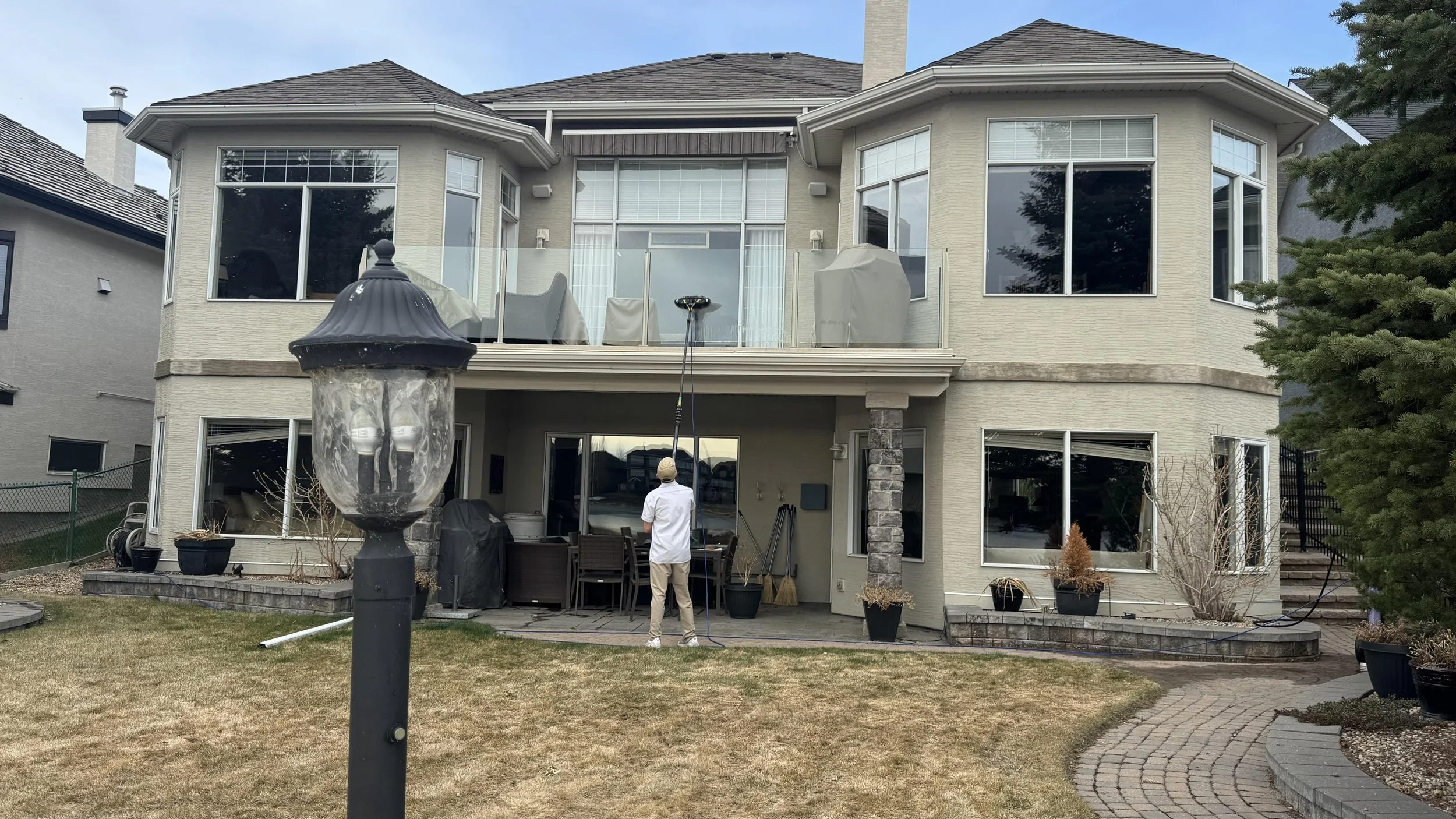 Best Time to Clean Windows in Calgary: A Homeowner’s Spring &amp; Summer Guide