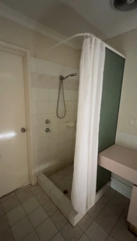 Stellfox Ensuite 2 Before.jpg