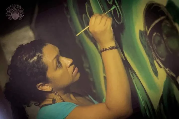 Yasmín pintando el mural CucubaNación en Mayaguez, 2018. 474 St Photography.