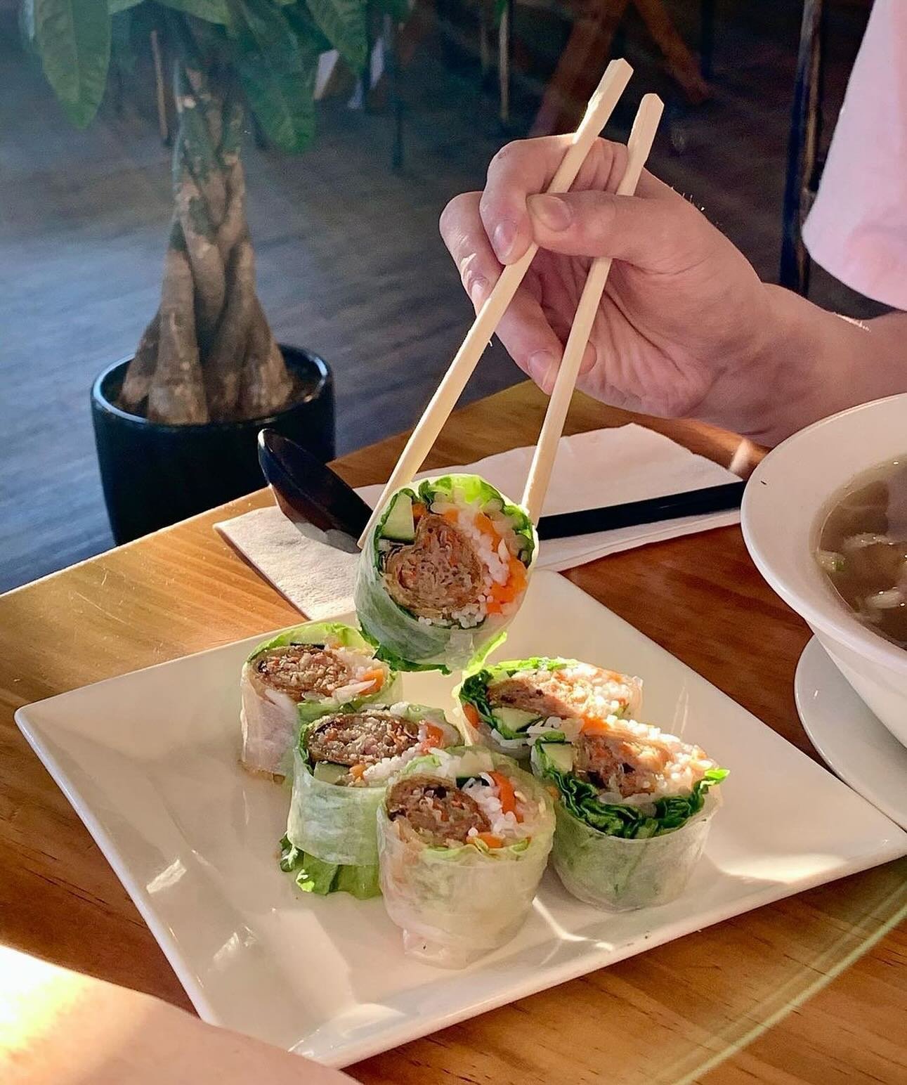 Can&rsquo;t decide between spring rolls or salad roll? Why not both at once! 
📸: @tw.vaneats 
.
.
.
.
.
#yvreats #vancouverlocalbusiness #vancouver #richmond #richmondbc #yvrlocalbusiness #yvrfoodie #yvrfood