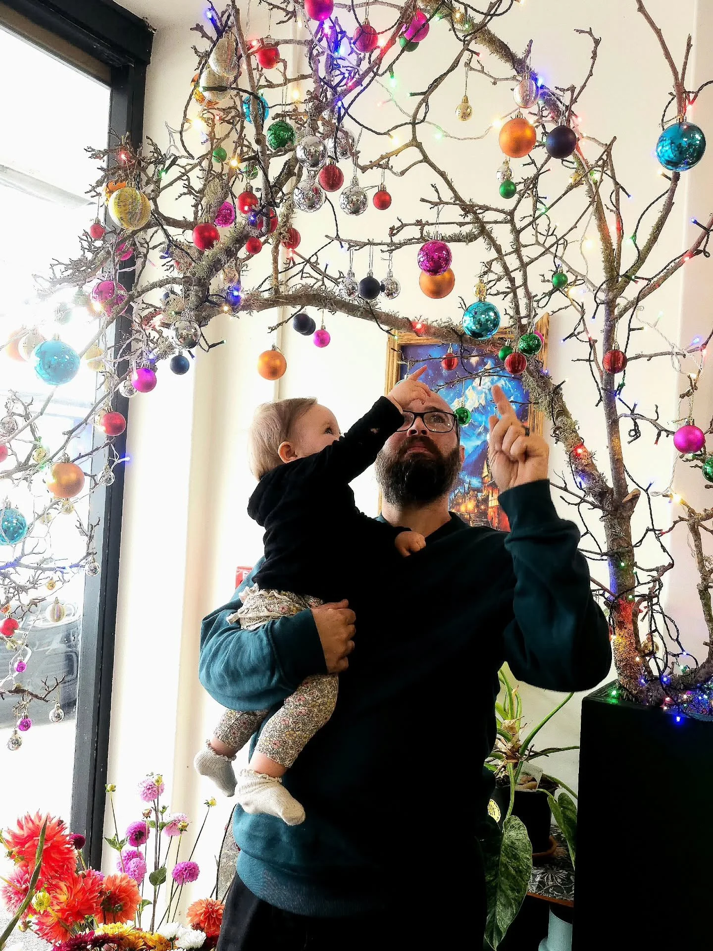 Hey everyone, just had a chat with the boss:

The shop will close on Christmas Eve at 1:30 pm and reopen on January 13th.

🎄 MERRY CHRISTMAS AND HAPPY NEW YEAR !! 🍾

Thanks for choosing Wandering Florist!