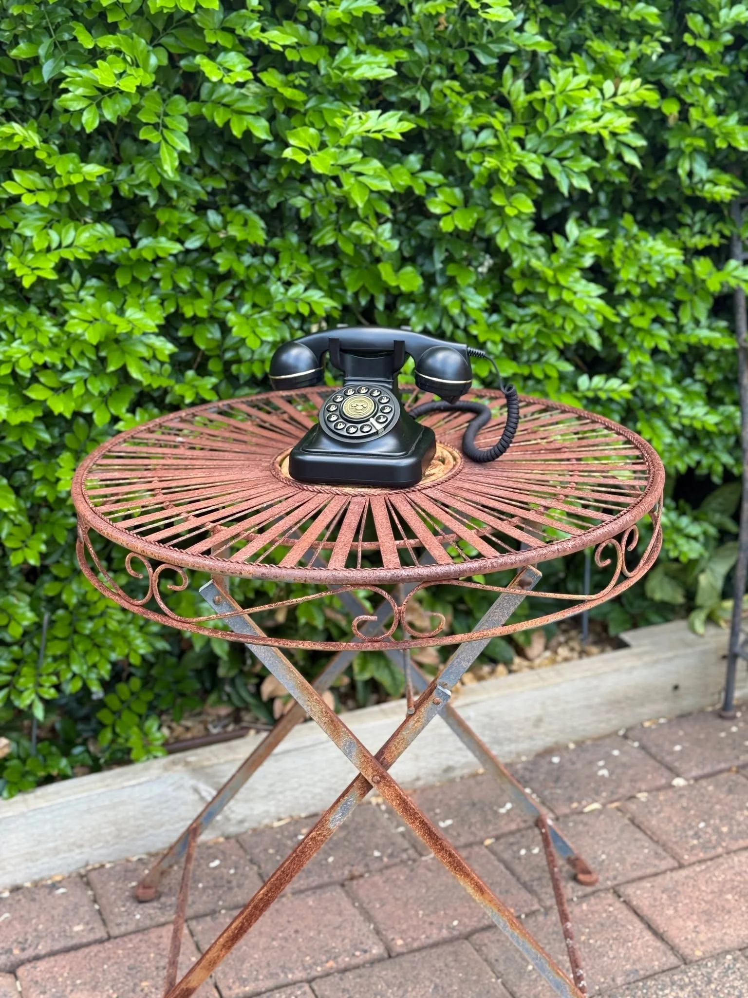 🎉 A Twist on the Classic Guestbook! 🎉
Ditch the pen and paper and let your guests leave a personal message with our vintage-style phone. Perfect for any event, and every message becomes a memory you&rsquo;ll cherish. Wouldn&rsquo;t you love to hear