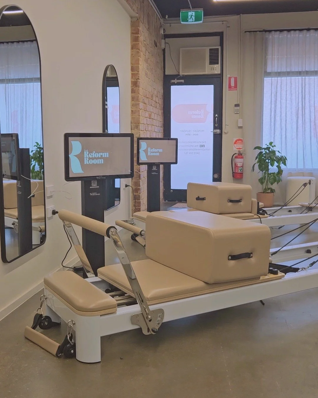 6am workout? Done
Lunch break sweat sesh? Easy
8pm stress relief? We're here for it

The Reform Room is open when YOU need it. 

Book your reformer session whenever it fits your schedule - early morning, midday, late evening.
No class schedule to wor