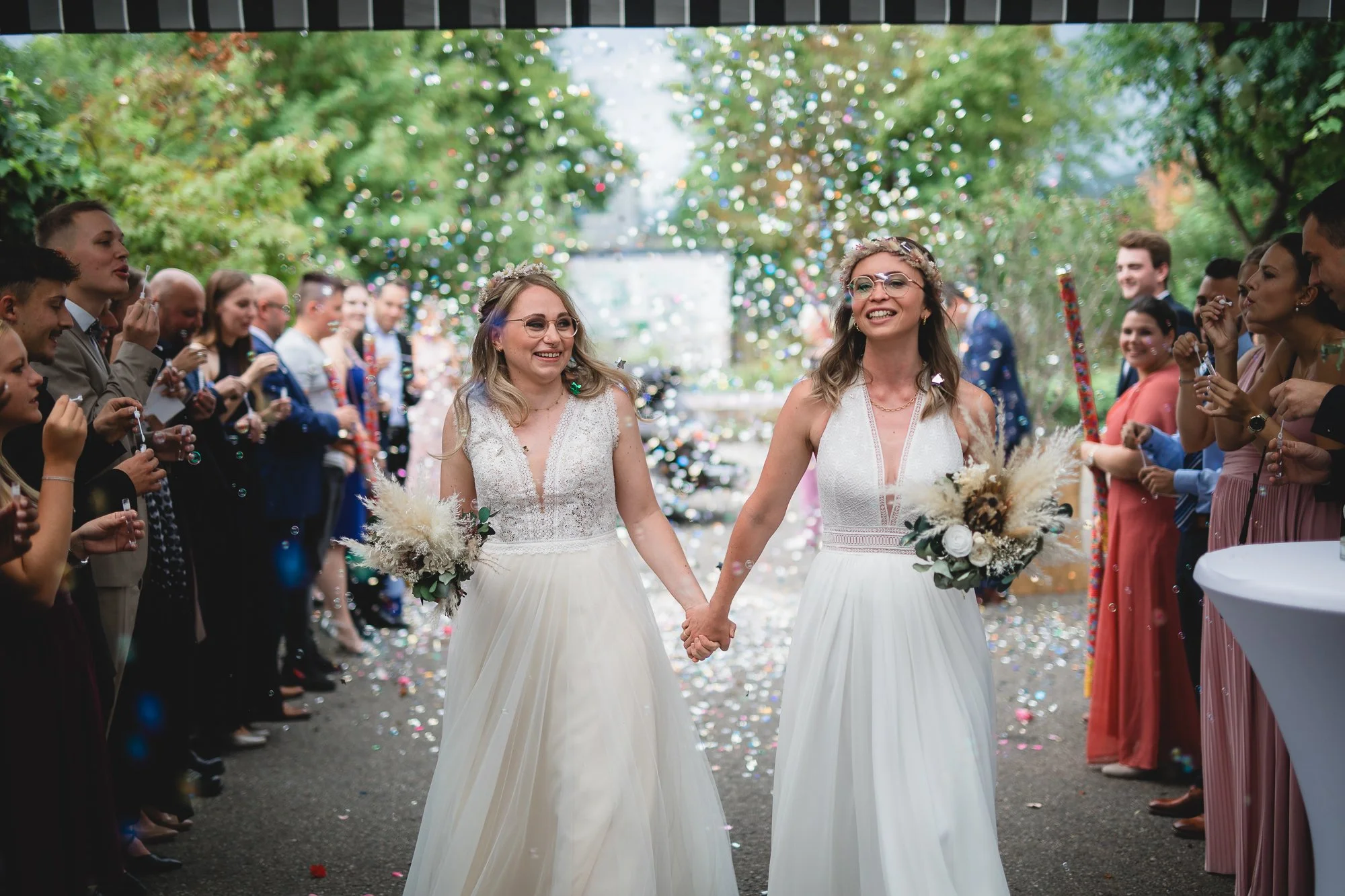 Hochzeitsfotos von Sina und Lena, einem LGBTQ+ Paar in Stuttgart, aufgenommen von einem Hochzeitsfotografen aus Stuttgart.-13.jpg