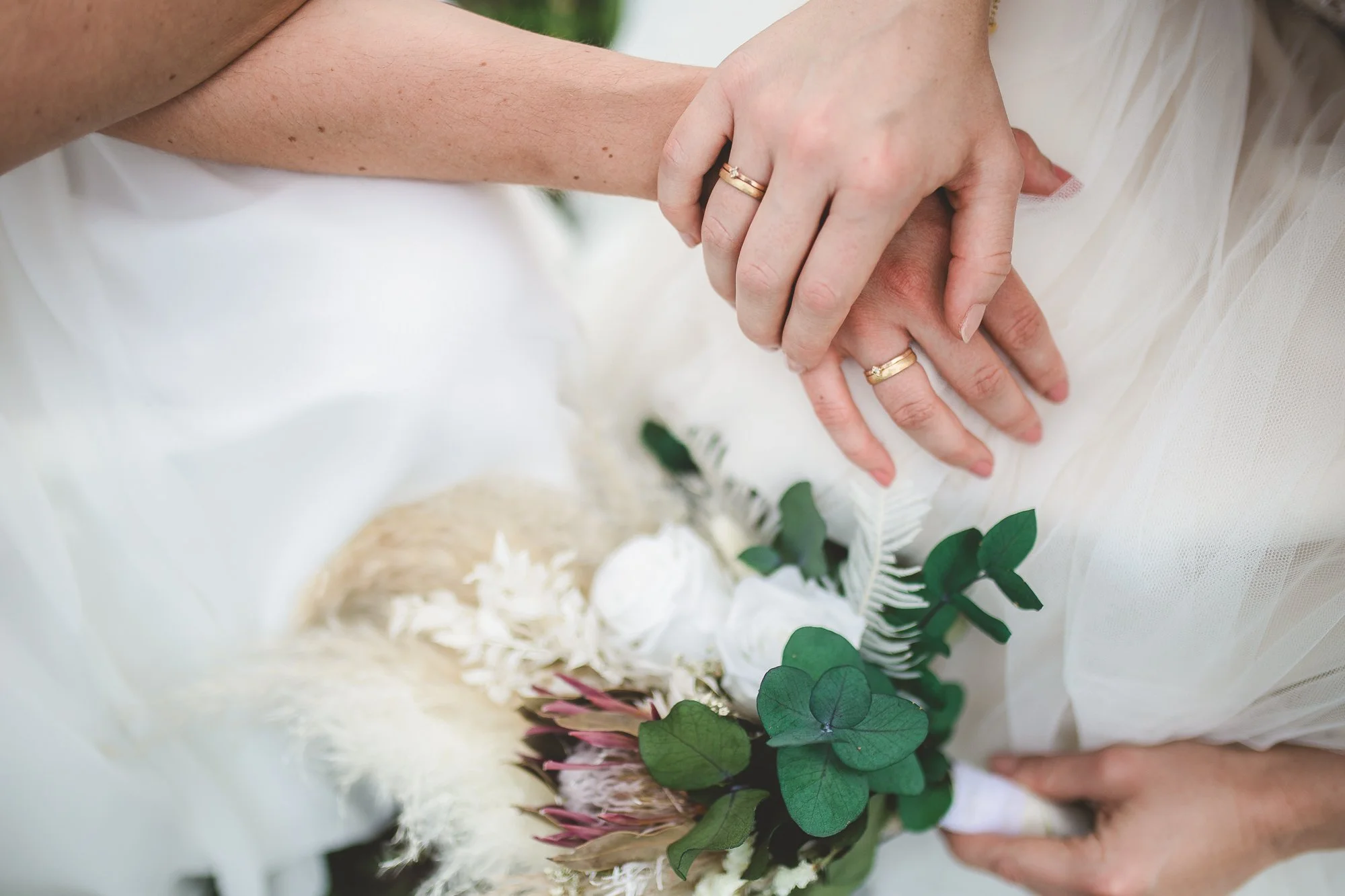 Hochzeitsfotos von Sina und Lena, einem LGBTQ+ Paar in Stuttgart, aufgenommen von einem Hochzeitsfotografen aus Stuttgart.-24.jpg