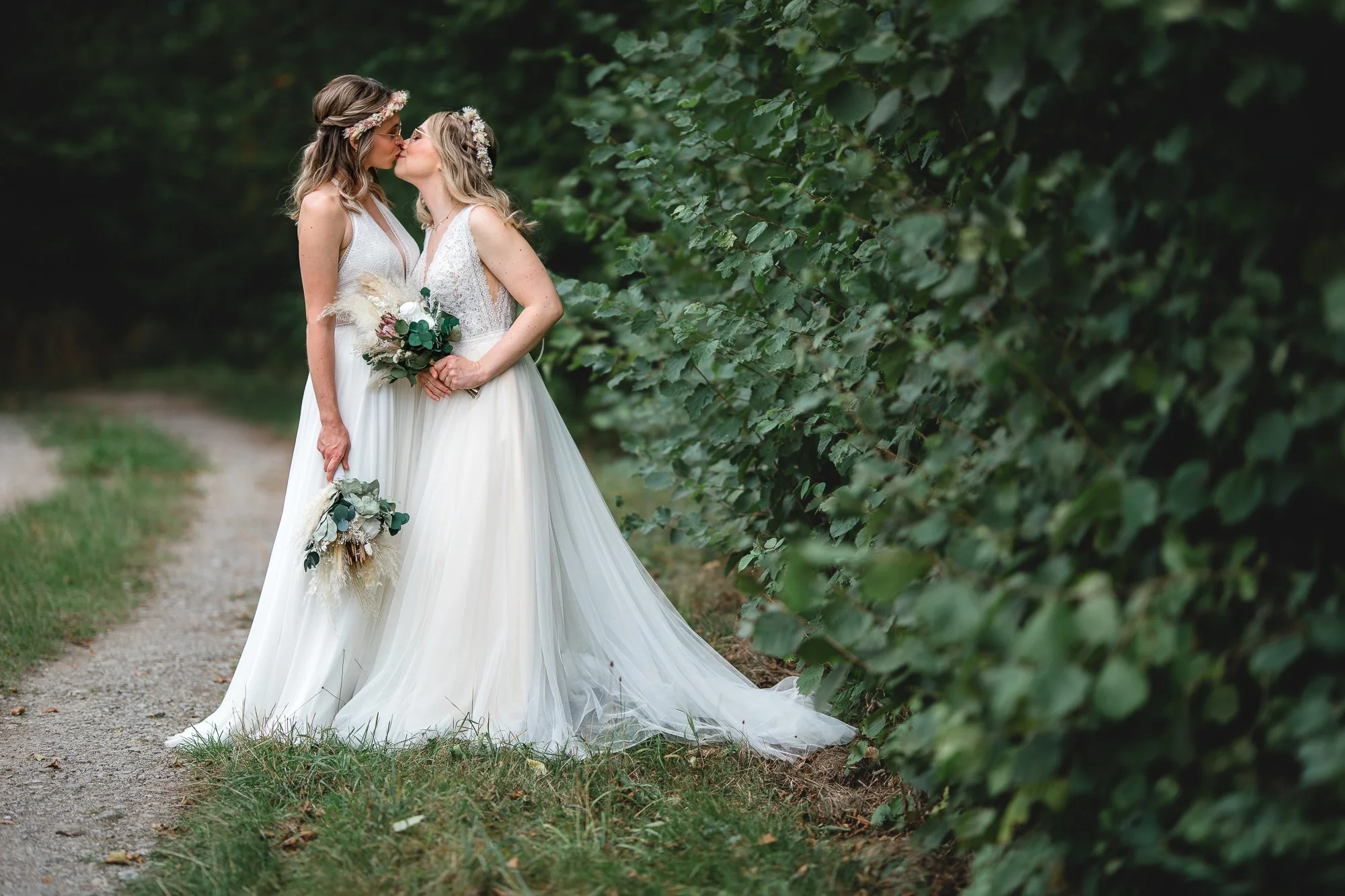 Hochzeitsfotos von Sina und Lena, einem LGBTQ+ Paar in Stuttgart, aufgenommen von einem Hochzeitsfotografen aus Stuttgart.-26.jpg