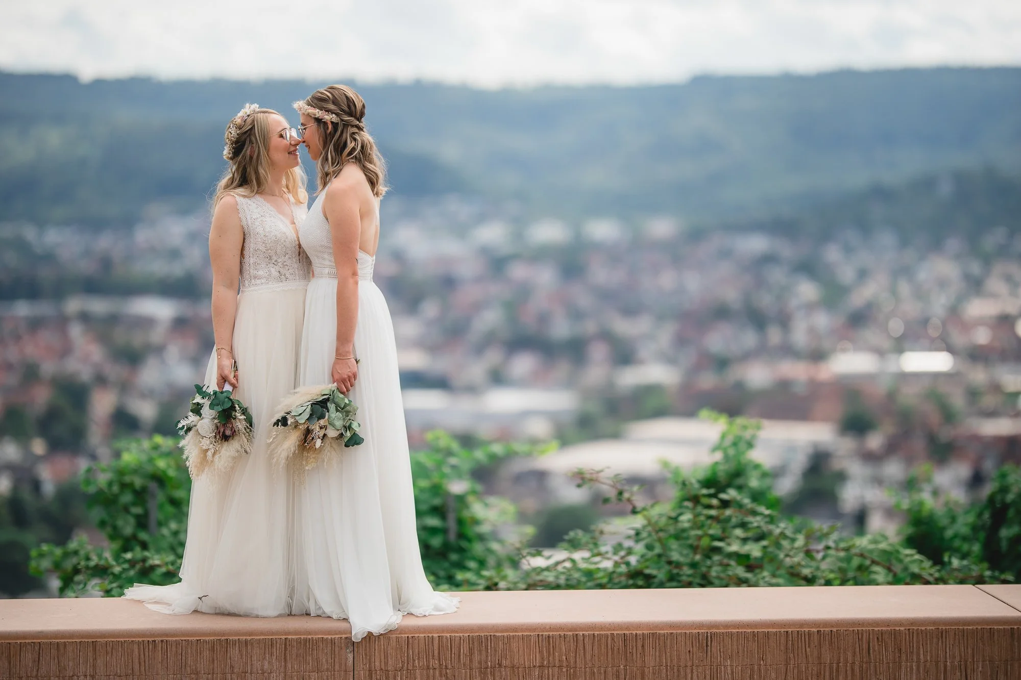 Hochzeitsfotos von Sina und Lena, einem LGBTQ+ Paar in Stuttgart, aufgenommen von einem Hochzeitsfotografen aus Stuttgart.-36.jpg