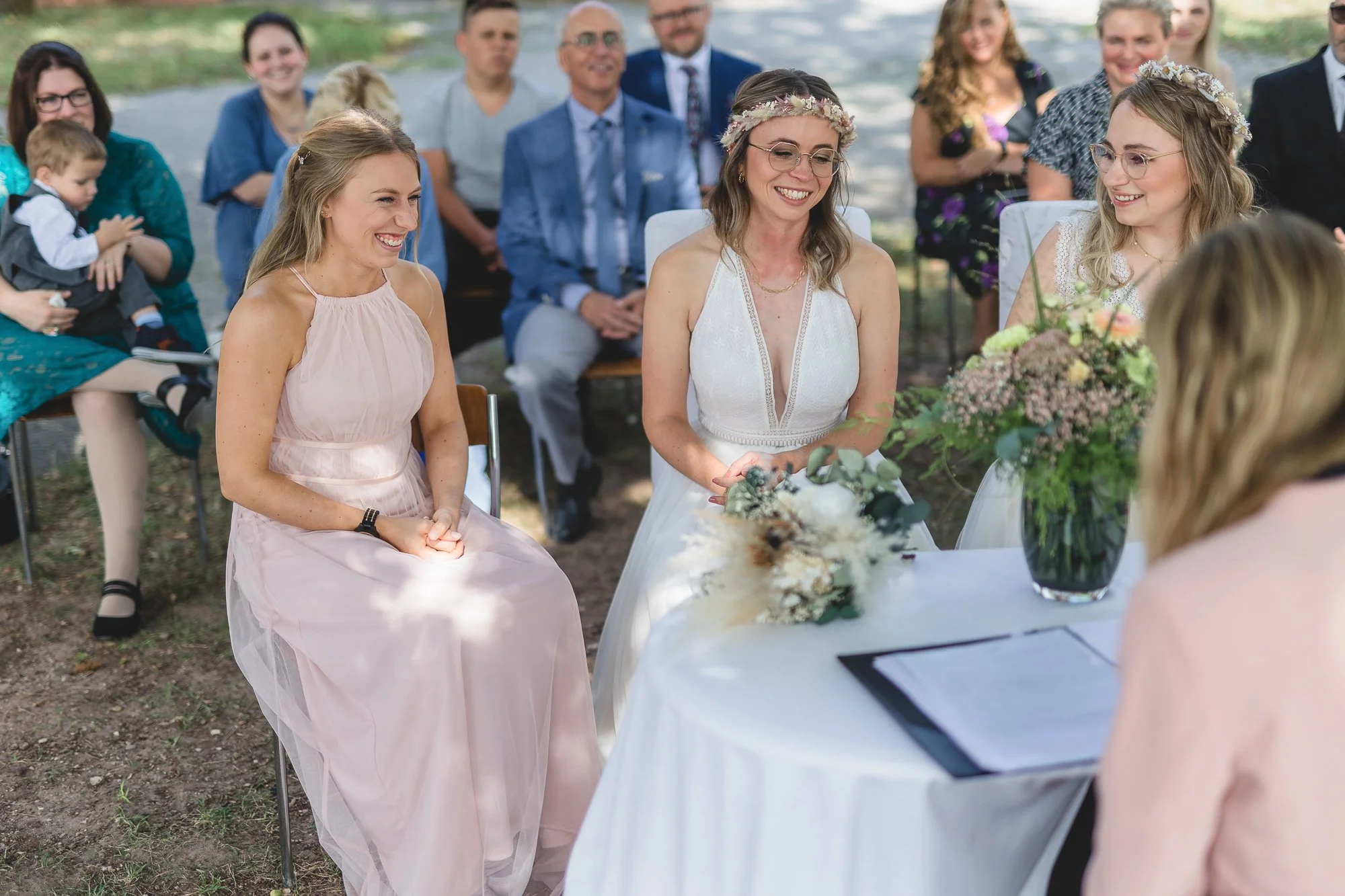Hochzeitsfotos von Sina und Lena, einem LGBTQ+ Paar in Stuttgart, aufgenommen von einem Hochzeitsfotografen aus Stuttgart.-42.jpg