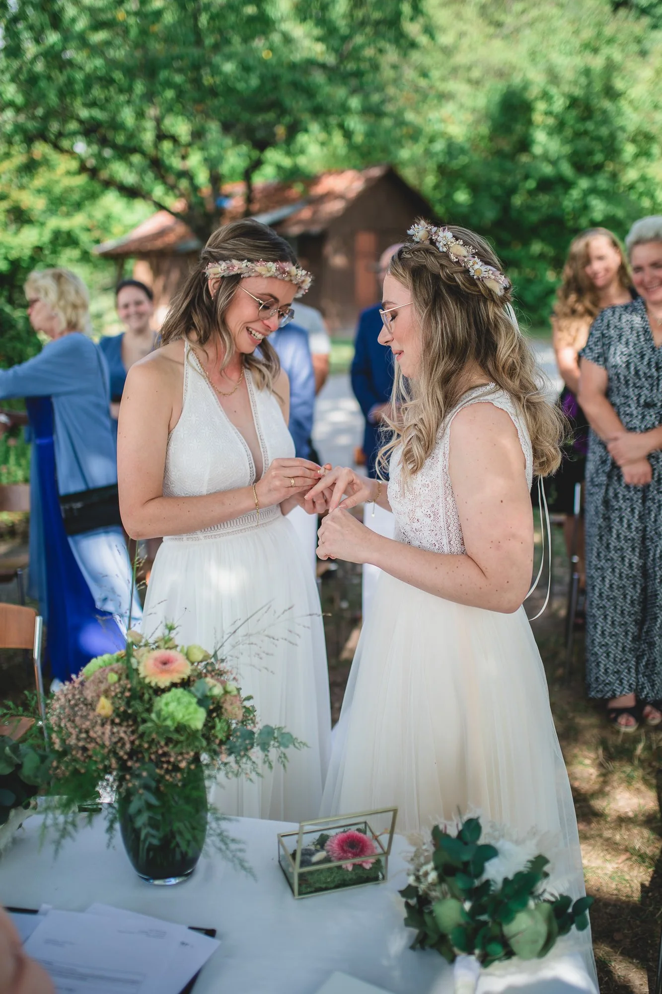 Hochzeitsfotos von Sina und Lena, einem LGBTQ+ Paar in Stuttgart, aufgenommen von einem Hochzeitsfotografen aus Stuttgart.-43.jpg