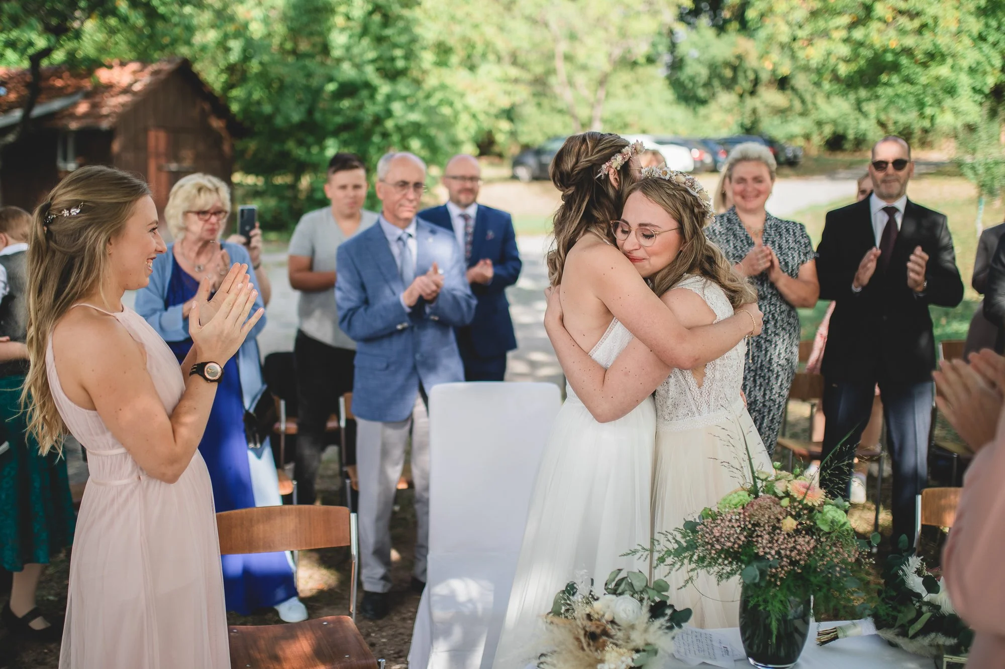 Hochzeitsfotos von Sina und Lena, einem LGBTQ+ Paar in Stuttgart, aufgenommen von einem Hochzeitsfotografen aus Stuttgart.-46.jpg