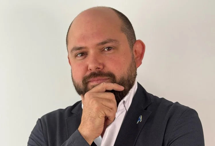 Vandenbroucke réduit les médecins à des marionnettes du gouvernement. Se taire, c’est être complice
