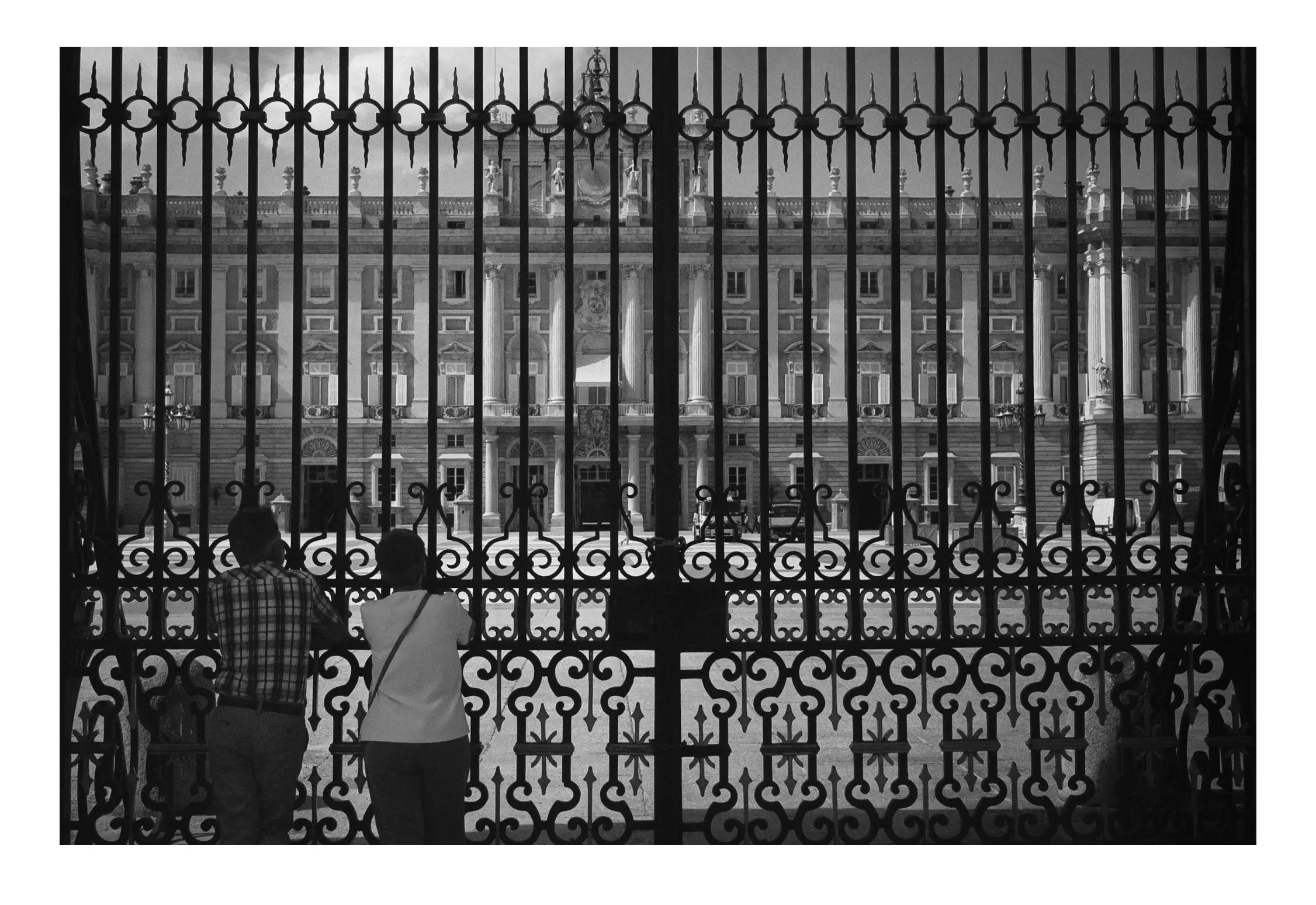  Outside the gates of the Royal Palace of Madrid 