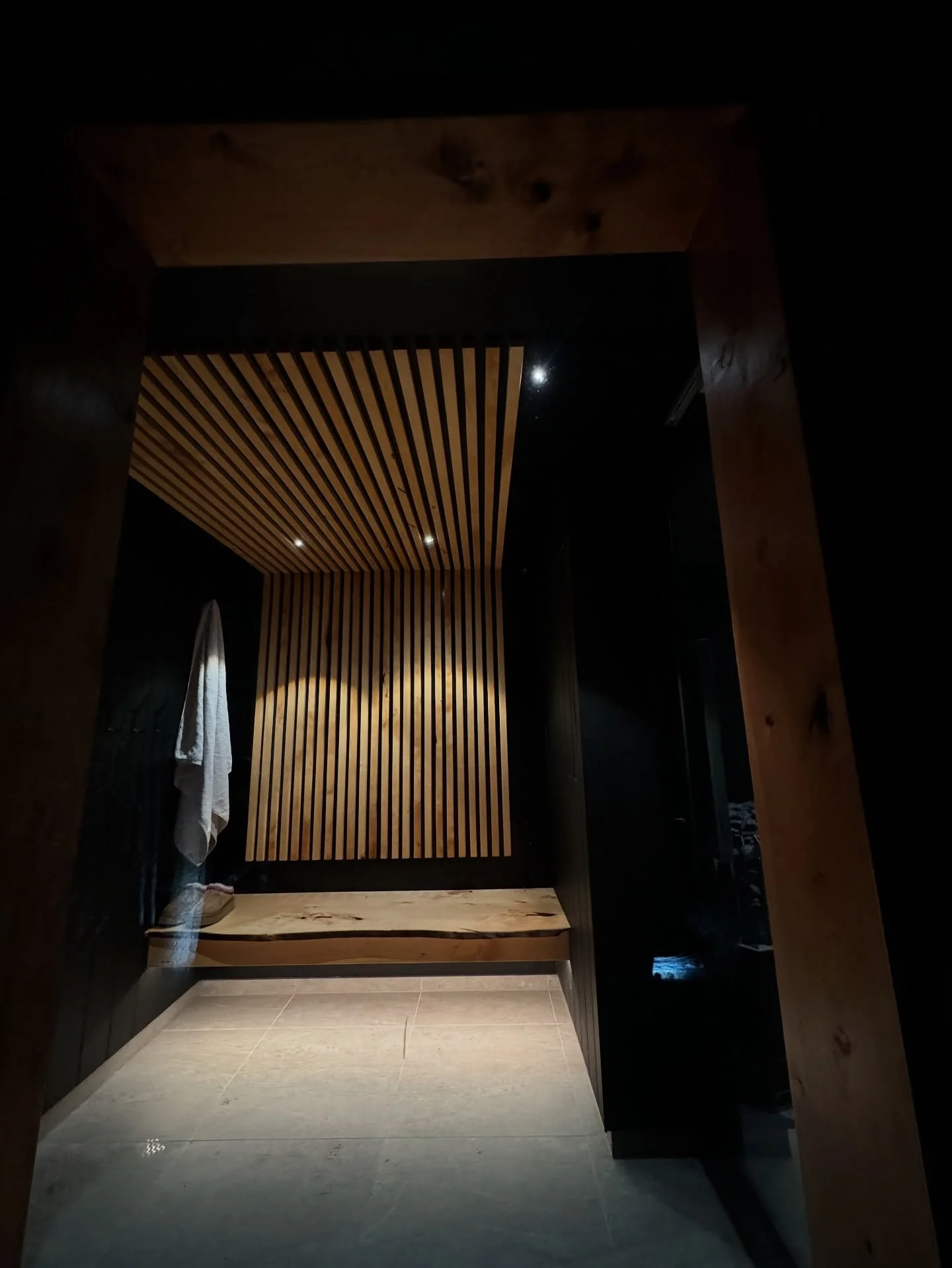 Inside our waiting room. π²
Lined with Tasmanian Huon Pine and King Billy - two timbers that only grow here in Tasmania. It’s a space to slow down before stepping into the sauna; calm, still, and surrounded by Tasmanian craftsmanship. π
Expe