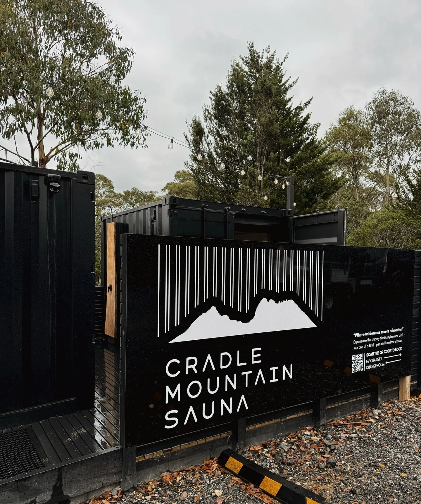 To the right of our sauna, you’ll find our private enclosed change room, available for all guests to use before or after their session. ππ½
It includes:
π powerpoints for charging your devices
π§πΌ‍βοΈ fresh towels to use during your visi