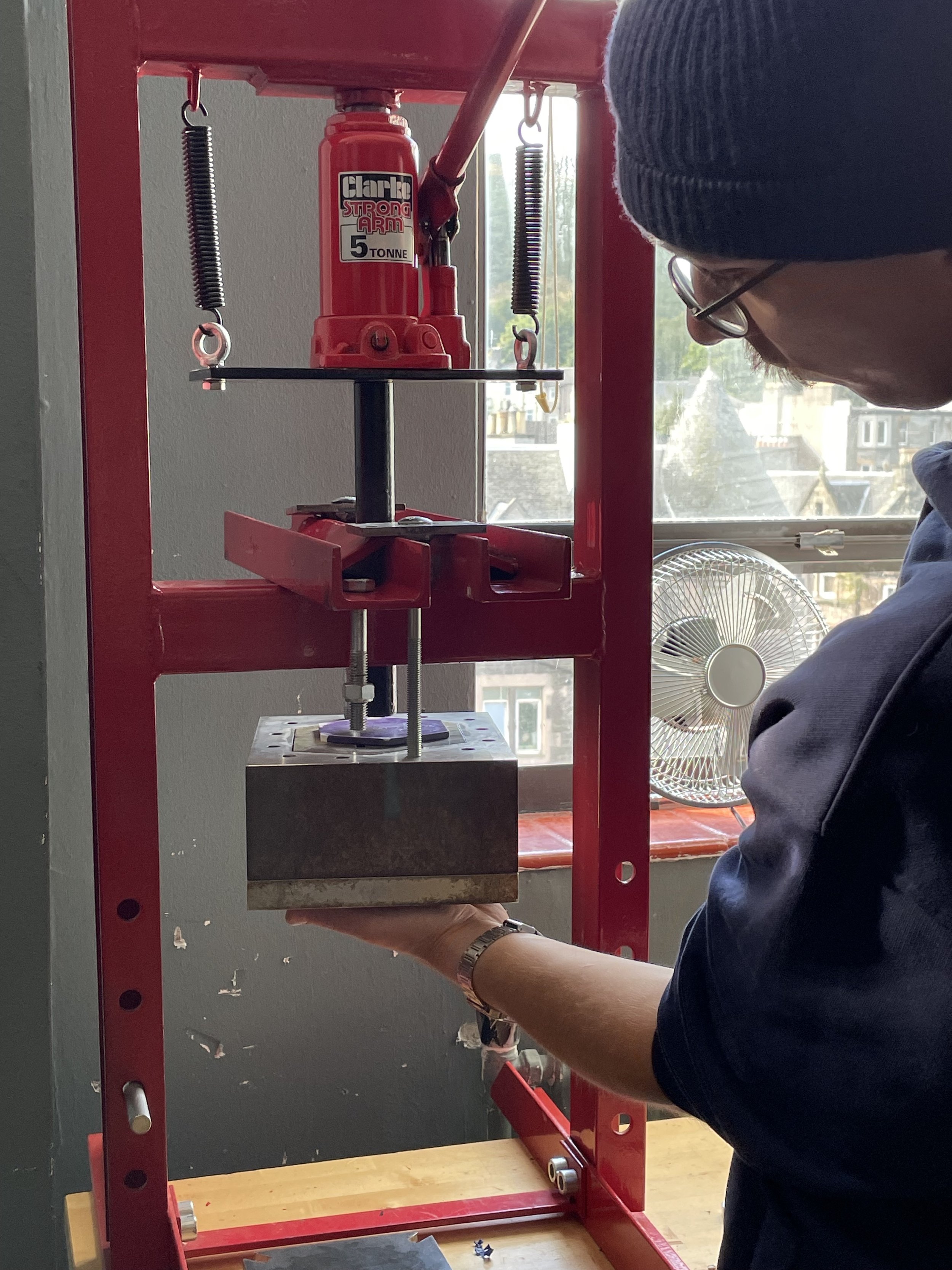 THE FORMED PLASTIC SHELL IS GENTLY RELEASED FROM THE MOULD USING A PRESSURE MECHANISM.