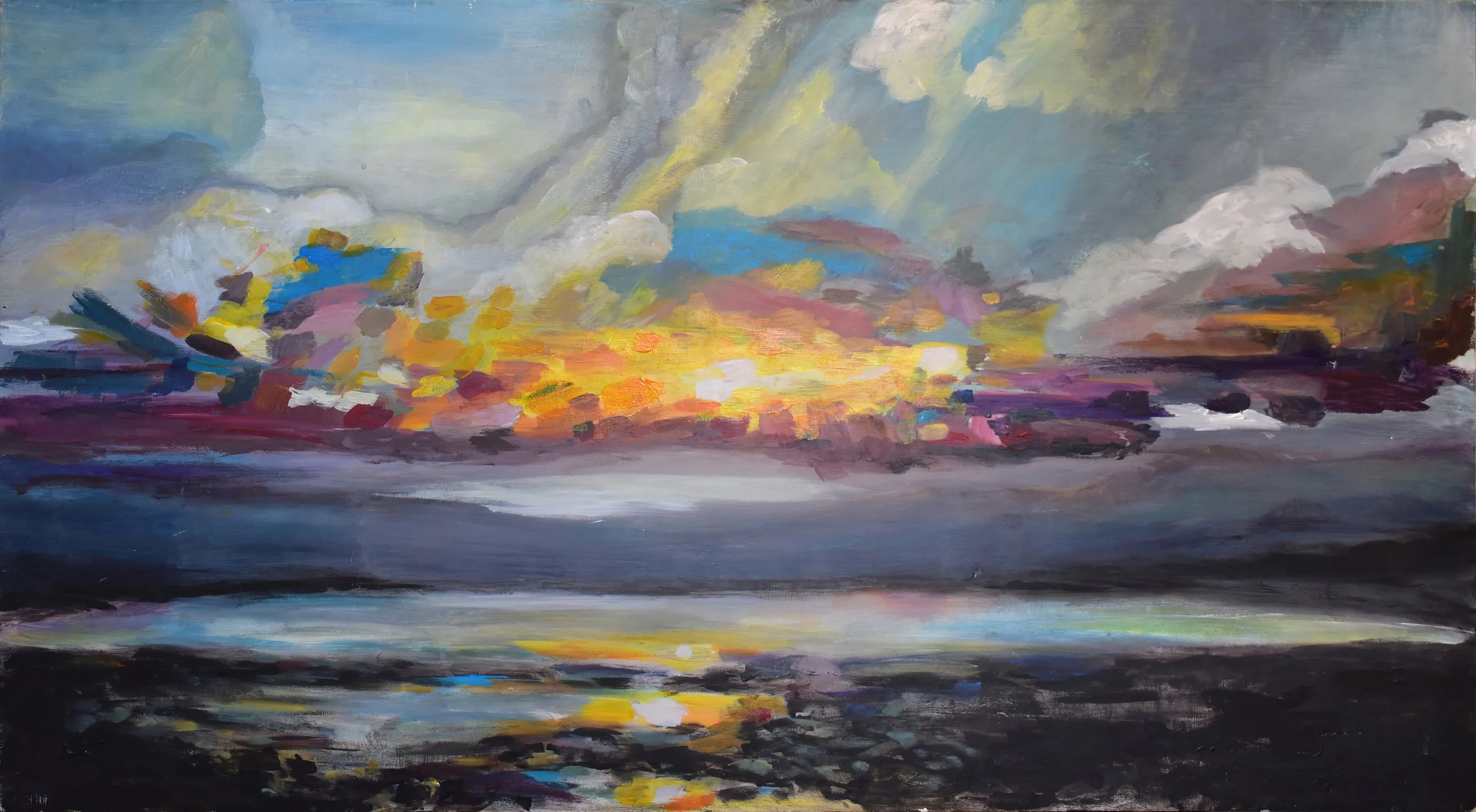 Abstraktes Gemälde eines Sonnenuntergangs über dem Wasser mit wolkenverhangenem Himmel in lebendigen Farben wie Gelb, Orange, Blau, Violett und Schwarz.