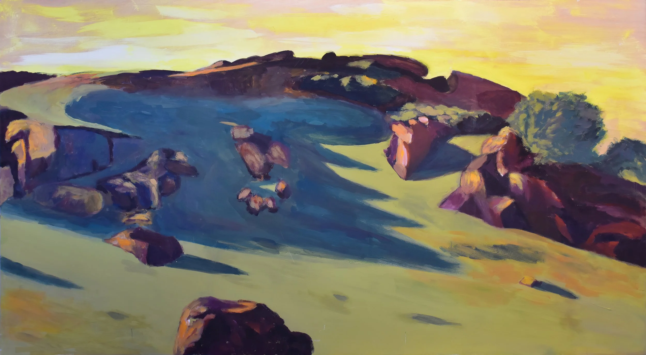 Ein impressionistisches Gemälde eines Hügels mit grünen Büschen, großen Felsen in verschiedenen Farben und einem Pfad im Sonnenlicht.