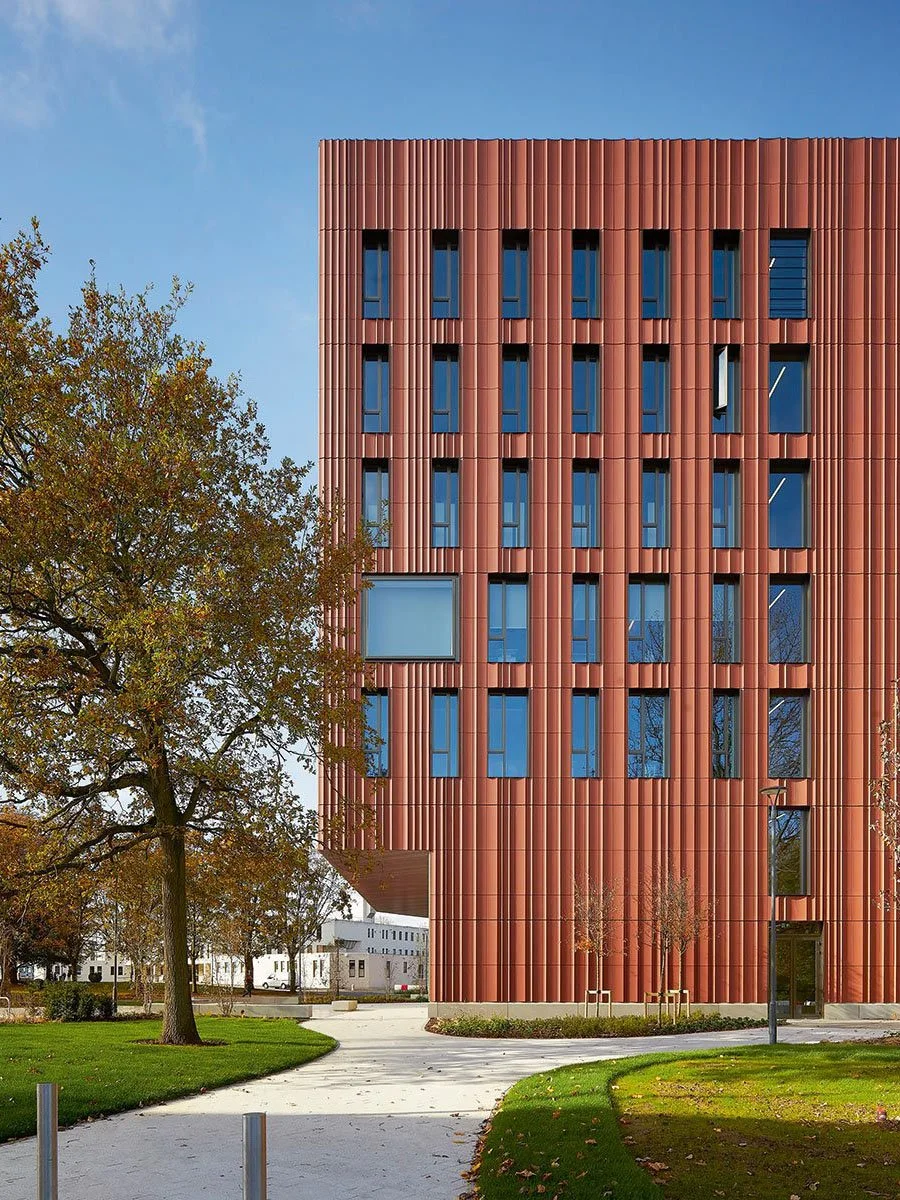 UOW_the-terracotta-patterns-give-a-delicacy-to-the-facade.jpg