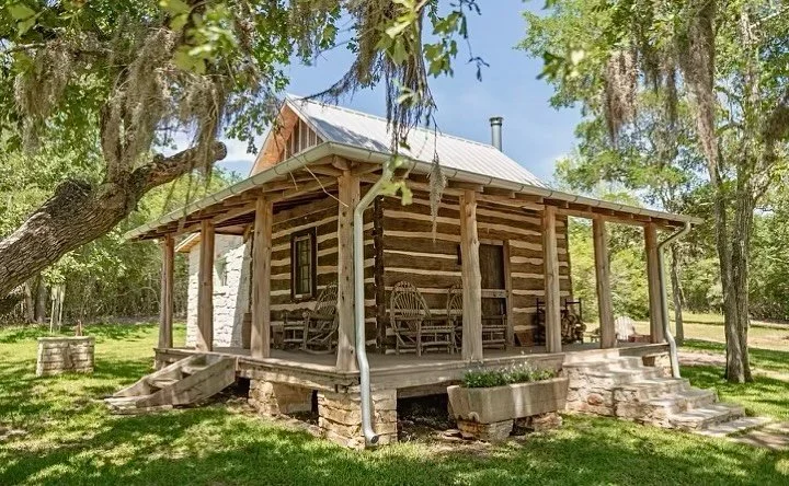 Be Happy ☀️🌾

Our farm features stunning cabins that are gorgeous inside and out! Come out and soak up the countryside vibes. #starhillfarms #starhill #farm #getaway #cabins #countryside
