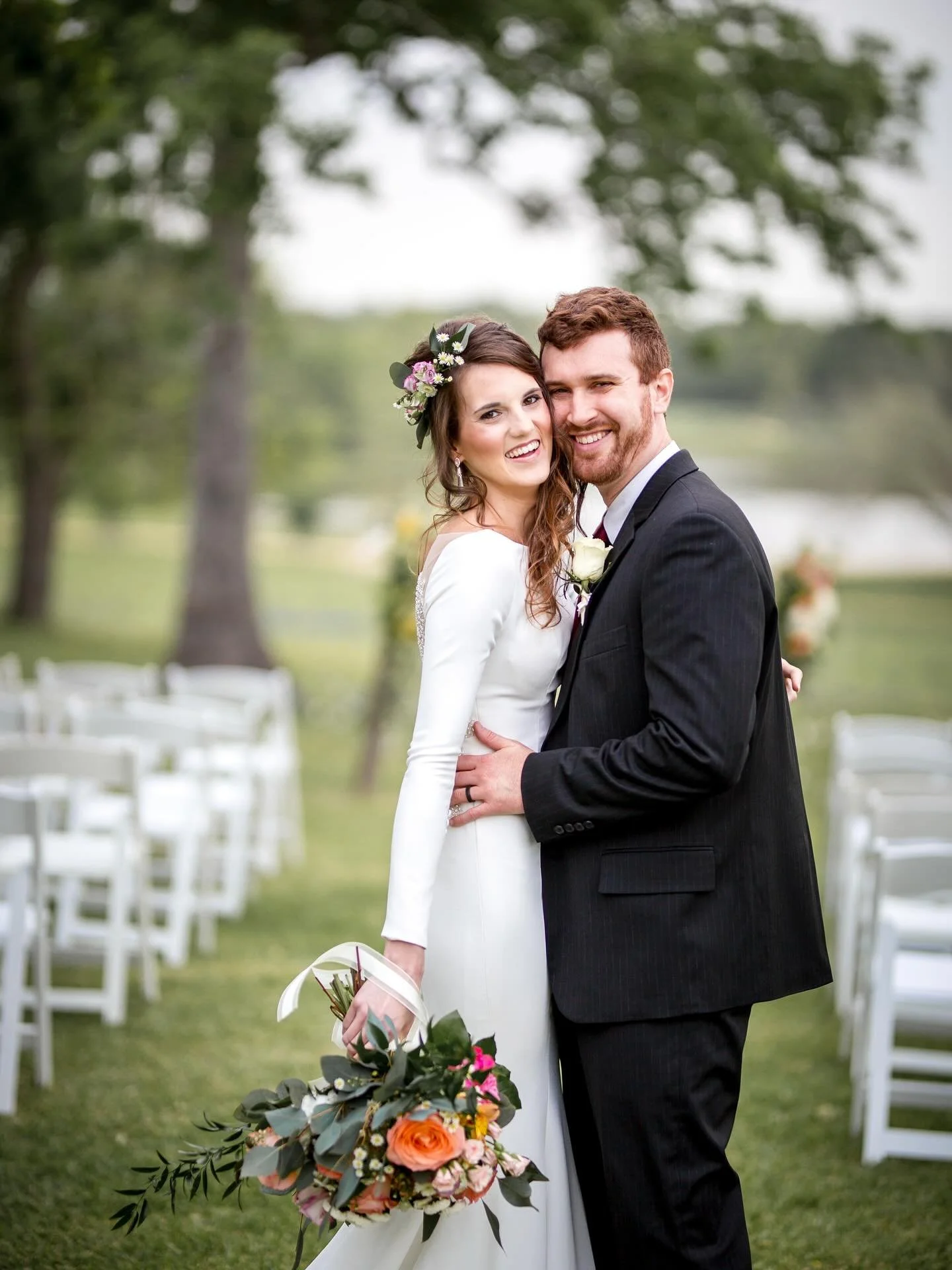 Love blooms beautifully in the heart of the Texas countryside 🤍💐
#weddinggoals #weddinglook #weddingvenue