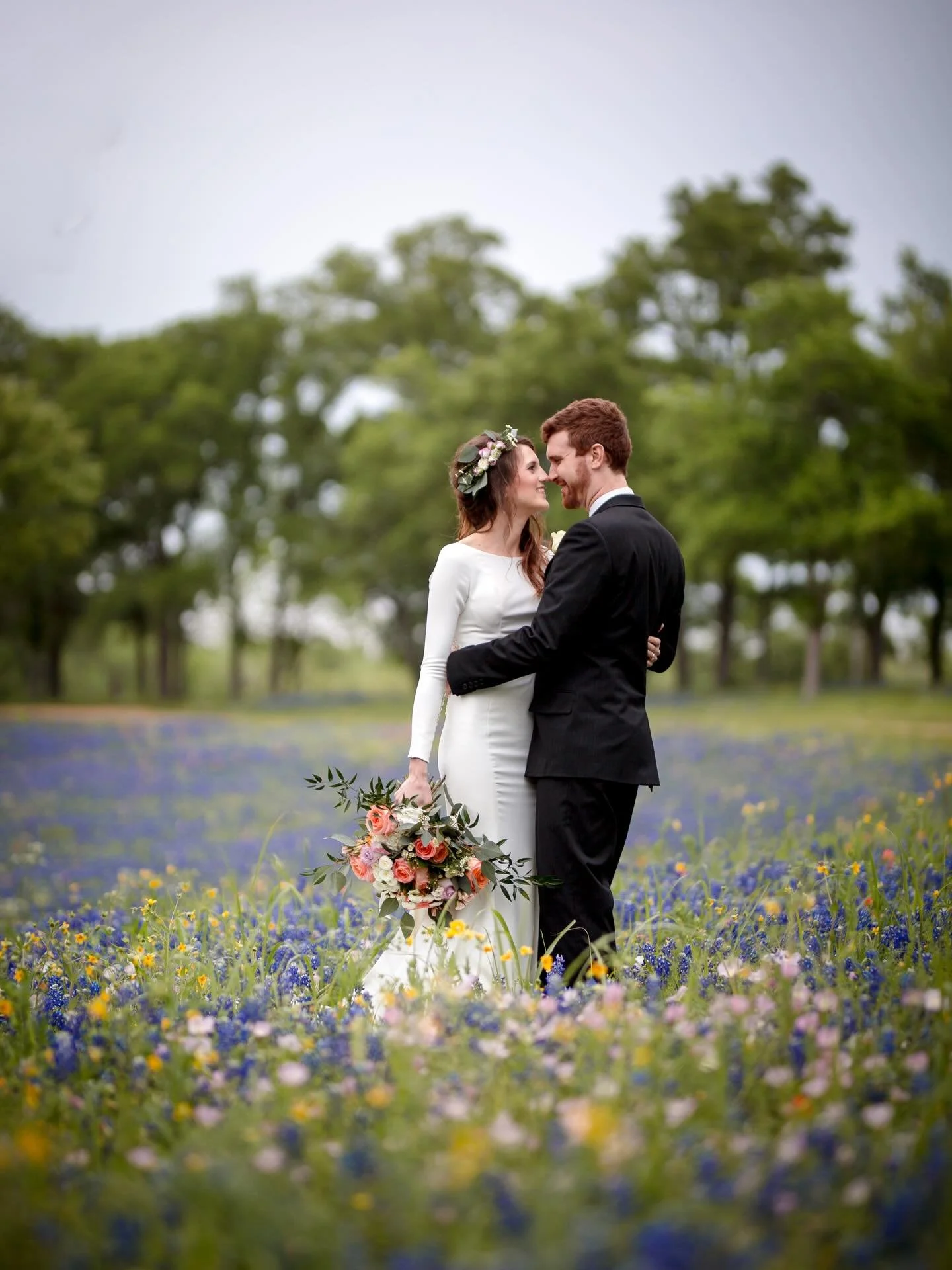 Say &ldquo;I do&rdquo; surrounded by wildflowers, wide-open skies, and the ones you love 💍💐✨

#weddinggoals #weddingidea #weddingdream