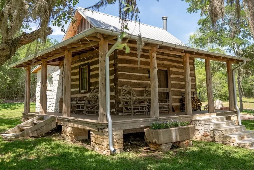 Life&rsquo;s good when staying at Bader Cabin 🏡

Fully renovated with custom fixtures, reclaimed wood and stone improvements as well as one-of-a-kind antiques. ✨

Click on the link in our bio to view all cabin options 🔗

#cabinlife #cabinvibes #cou