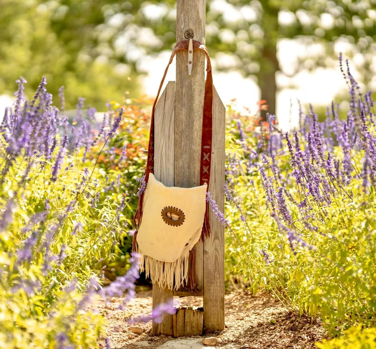 Be BOLD 🪻👜

Needing a new statement piece? This purse and others could be the perfect addition to any outfit! It fits perfectly with the spring flowers, especially here at the farm! Visit StarHill farms shop to find this purse, others, and many oth