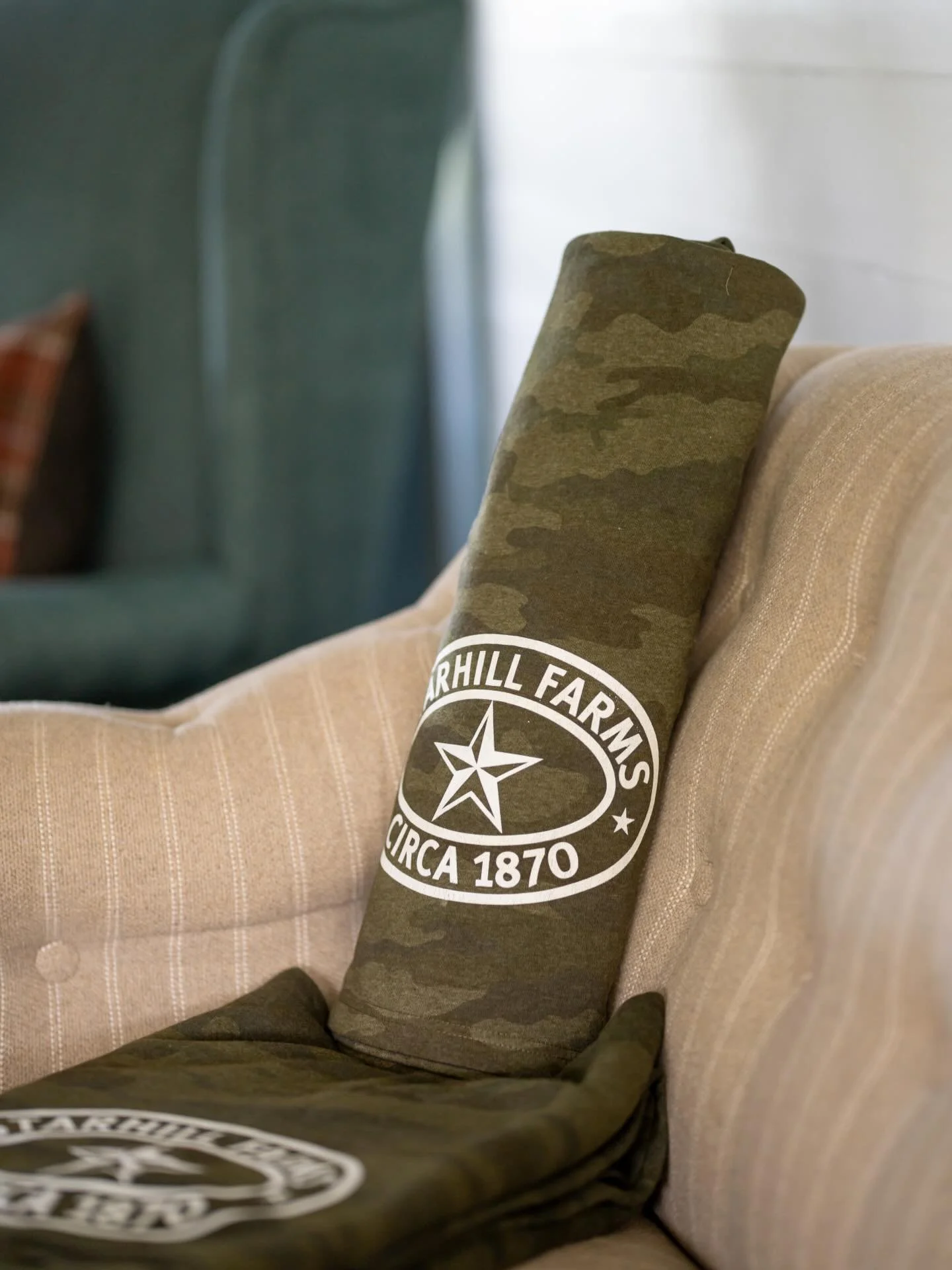 Be Bright ✨💚 

Hot or cold, a blanket is always the perfect choice! You can curl up in a StarHill farms blanket and so much more merch from our store! Check it out now! #starhillfarm #starhill #newulm #merch