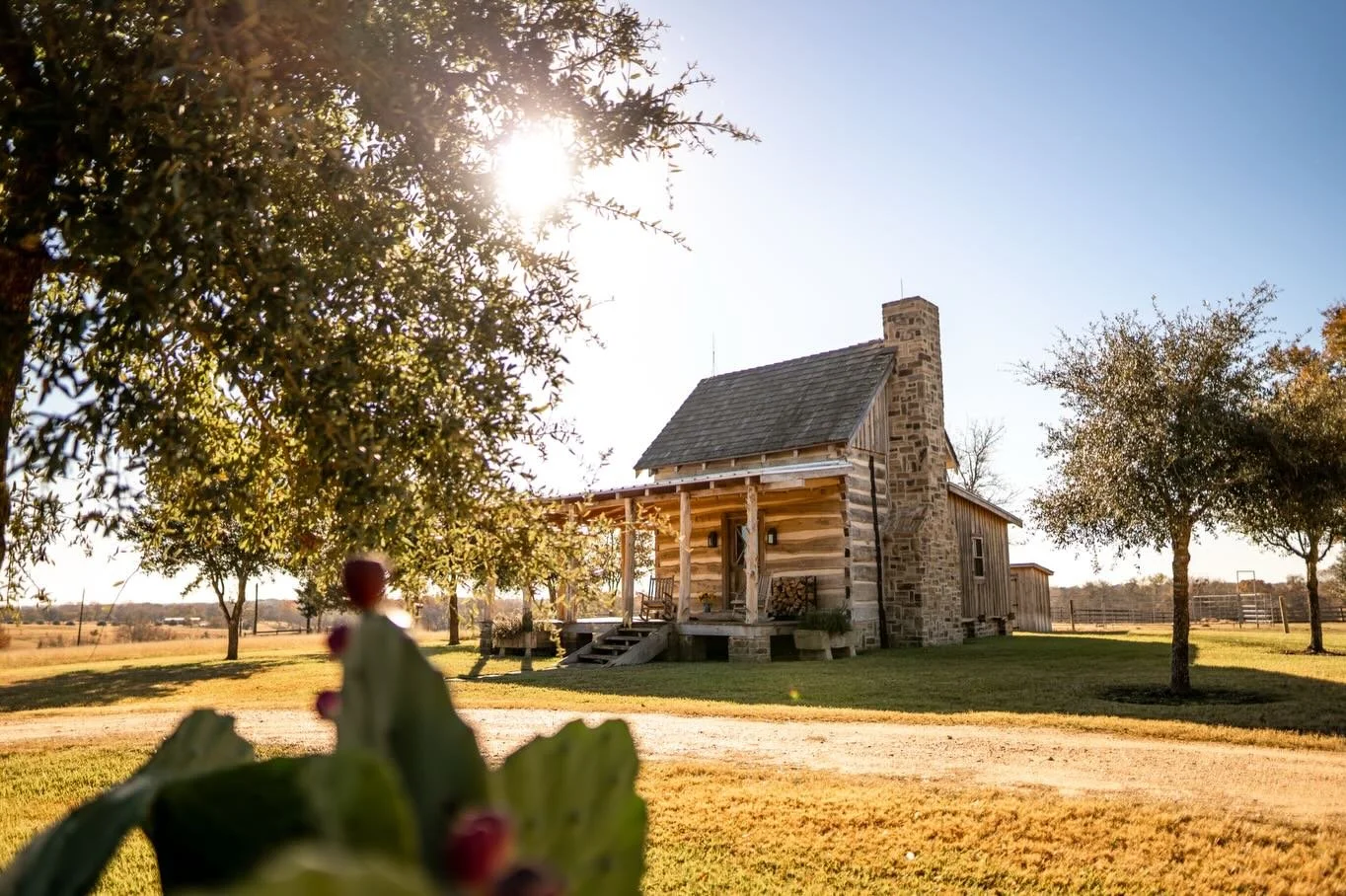Unplug and unwind with 300+ acres of beautiful Texas countryside to restore your soul ☀️🌻

#summerescape #retreat #countrystyle #countrylife