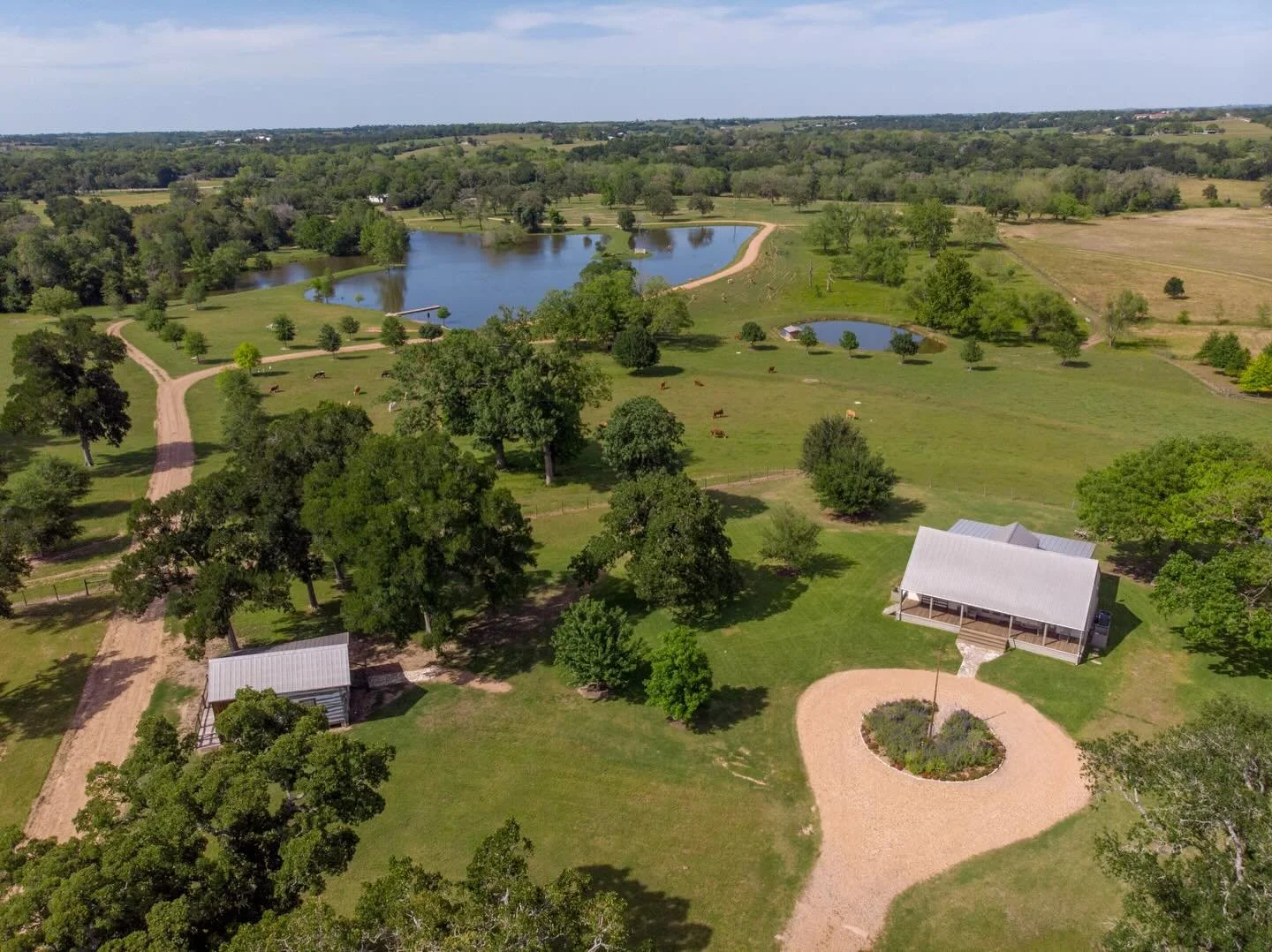 Wide open spaces do something to the nervous system.
They slow the breath.
They quiet the noise.
They remind you that life doesn&rsquo;t have to feel crowded.

At StarHill Farms, space is part of the luxury. 🌾🤎✨

#countrysidelife #countrysideliving