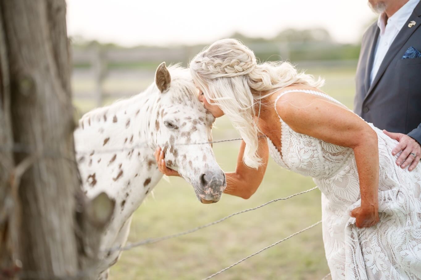 Elope beneath endless Texas skies, where wide open spaces, quiet nature, and a few four-legged witnesses make it unforgettable. 💐💍✨

📸 @garyblakephoto 

#elopement #weddingidea #weddingvenue #texaswedding