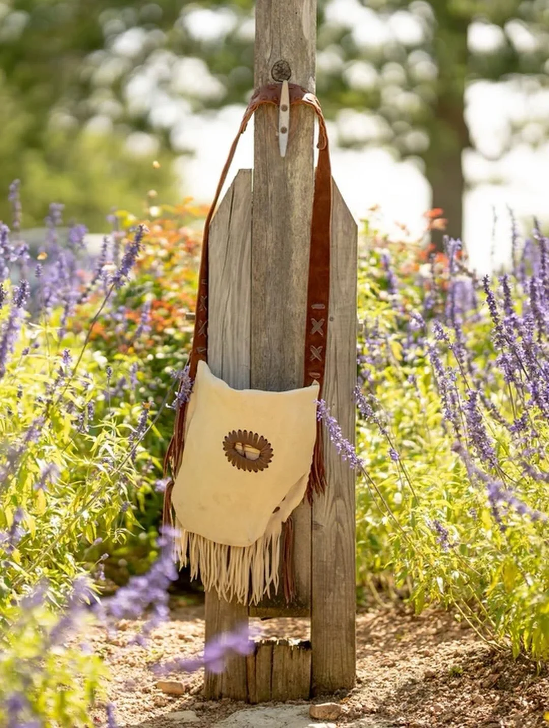 Add a little country flare with custom designed Jimmi WZ handbags! 👜

These are cult classics with antler closures and pockets for various needs. Jimmi WZ handbags are all handmade and never stitched on a machine. They are hand woven together with l
