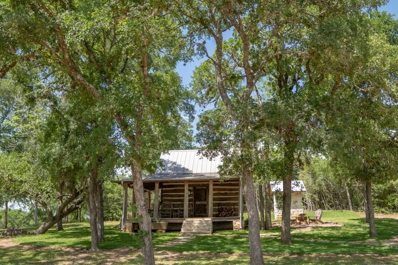 A little slice of countryside serenity 🤍🌿

📸 @garyblakephoto 

#texashillcountry #natureescape #naturetherapy #texastravel #outdoorlife