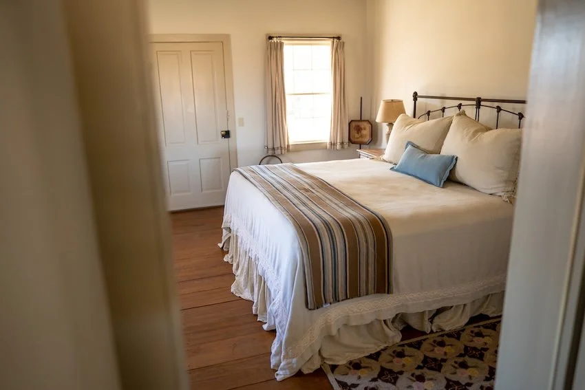 best-romantic-cabin-vacation-rentals-starhill-farms-austin-tx